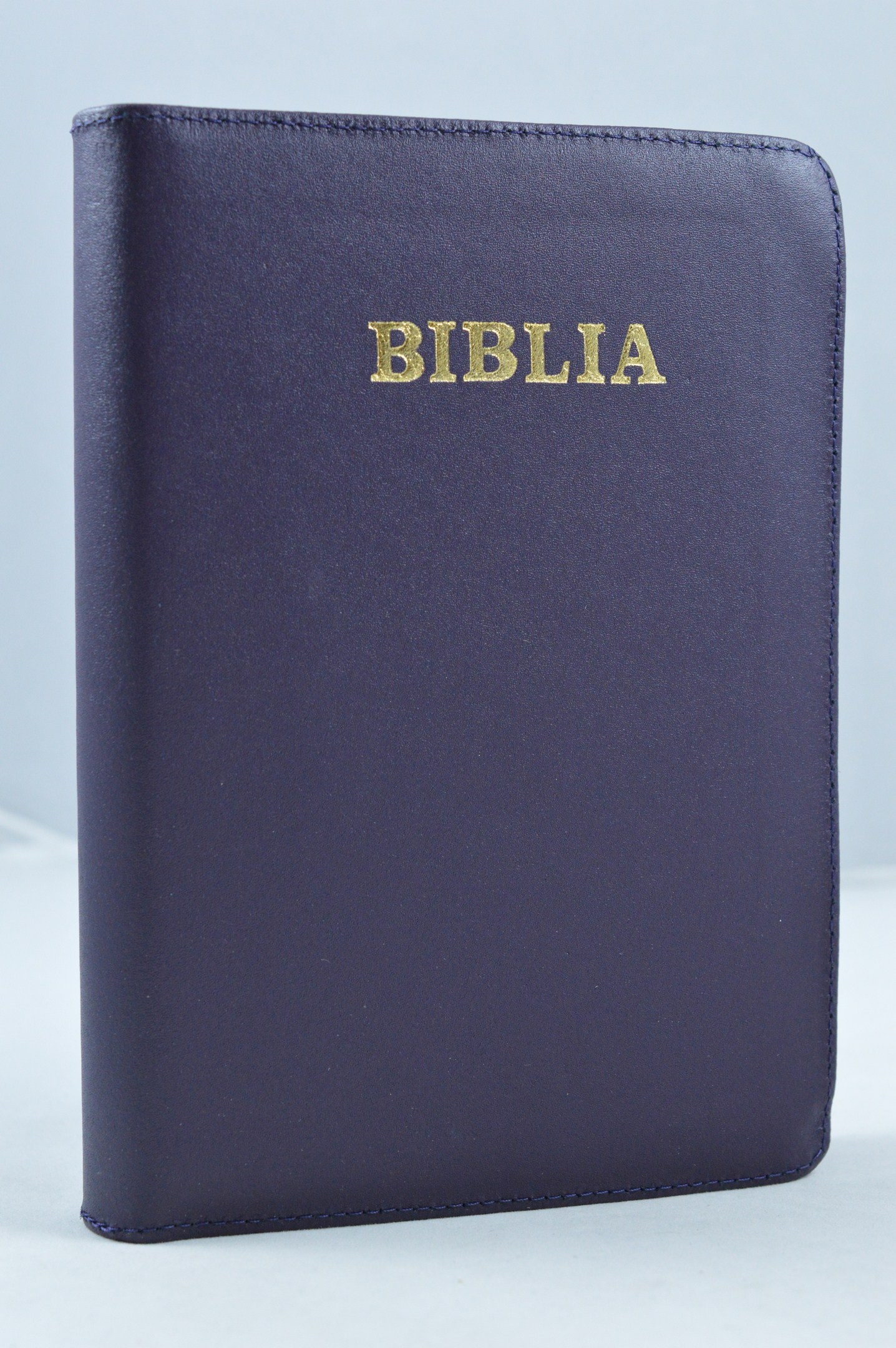Biblia din piele, format mediu, mov, fermoar, aurita, cuv. lui Isus cu rosu [052]