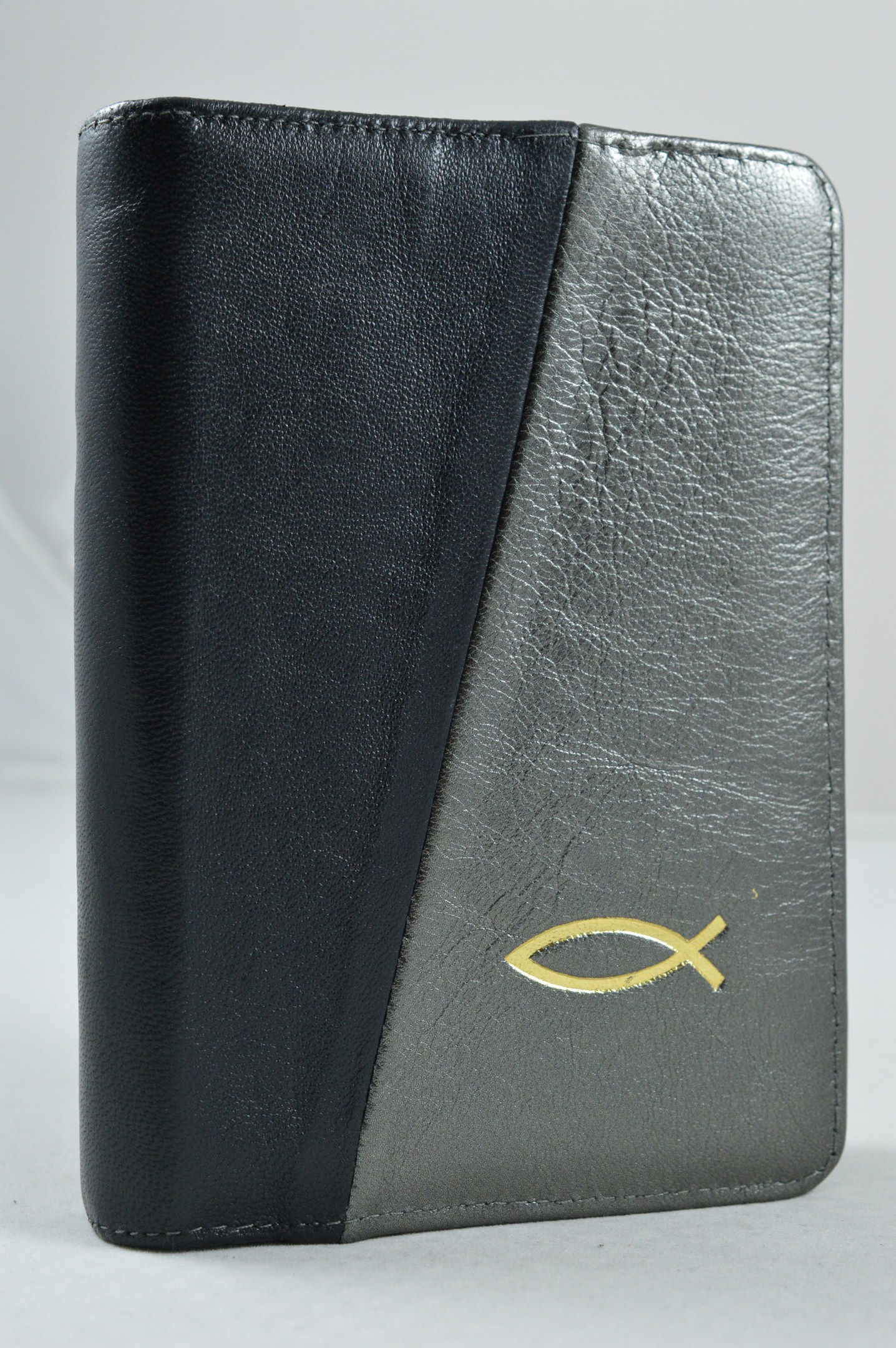 Biblia format mic, din piele, culoare negru/gri inchis, fermoar, margini aurii, cu simbolul peste, cuv. lui Isus in rosu [047 PFI]