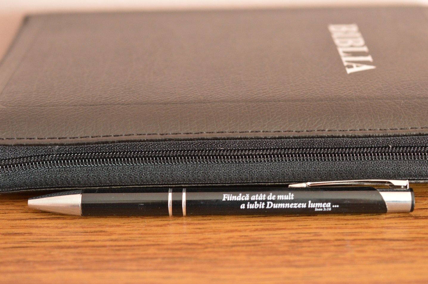 Pix cu mesaj crestin - Fiindca atat de mult a iubit Dumnezeu lumea...(negru) Pix cu mesaj crestin - Fiindca atat de mult a iubit Dumnezeu lumea...(negru)