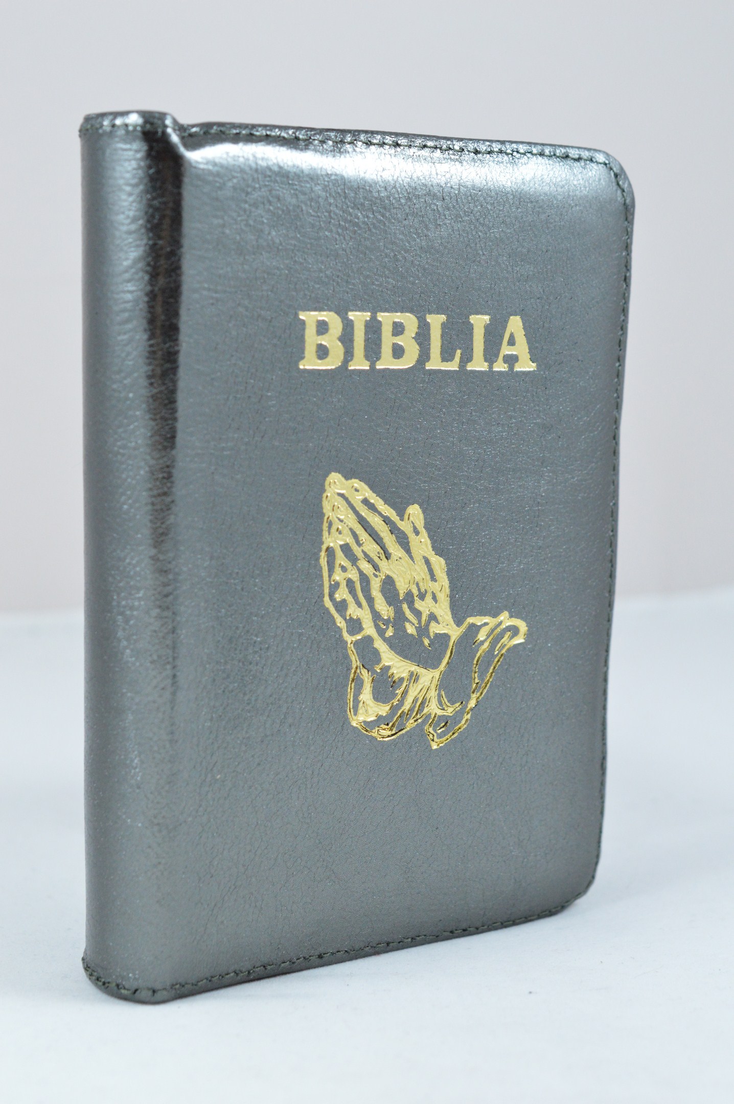 Biblie din piele, dimensiune mica, vernil lucios, fermoar, simbol maini in rugaciune, cuv. lui Isus in rosu [043 A]