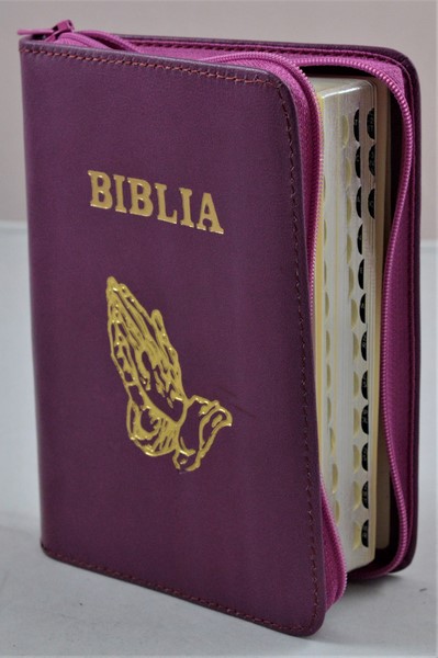 Biblia format mic, din piele, culoare magenta, index, fermoar, margini argintii,simbolul maini in ruga, cuv. lui Isus in rosu [047 PFI]