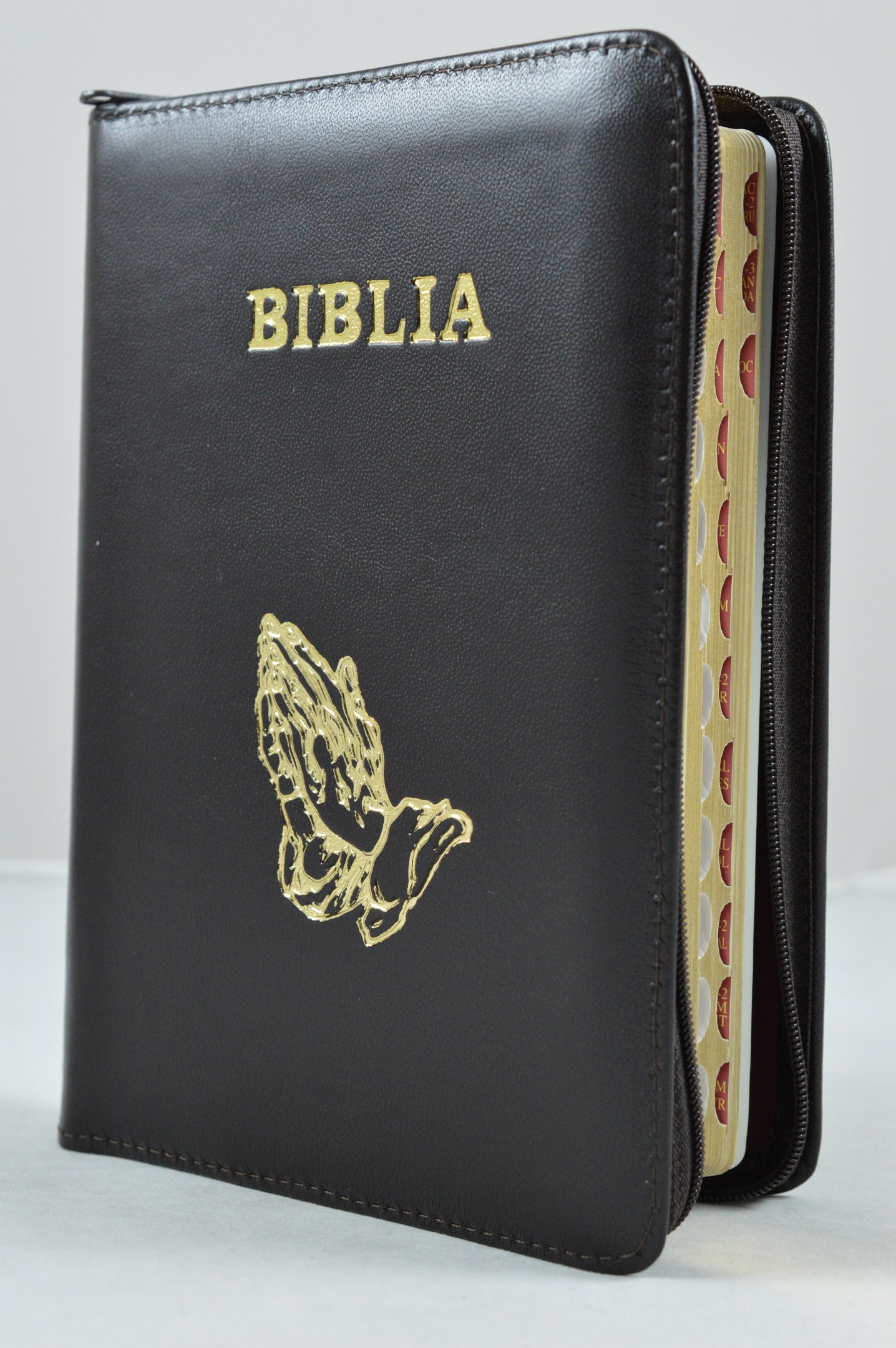 Biblie din piele, marime medie, maro inchis, fermoar, index,simbol maini in ruga margini aurii, cuv. lui Isus cu rosu [SB 057 PFI]