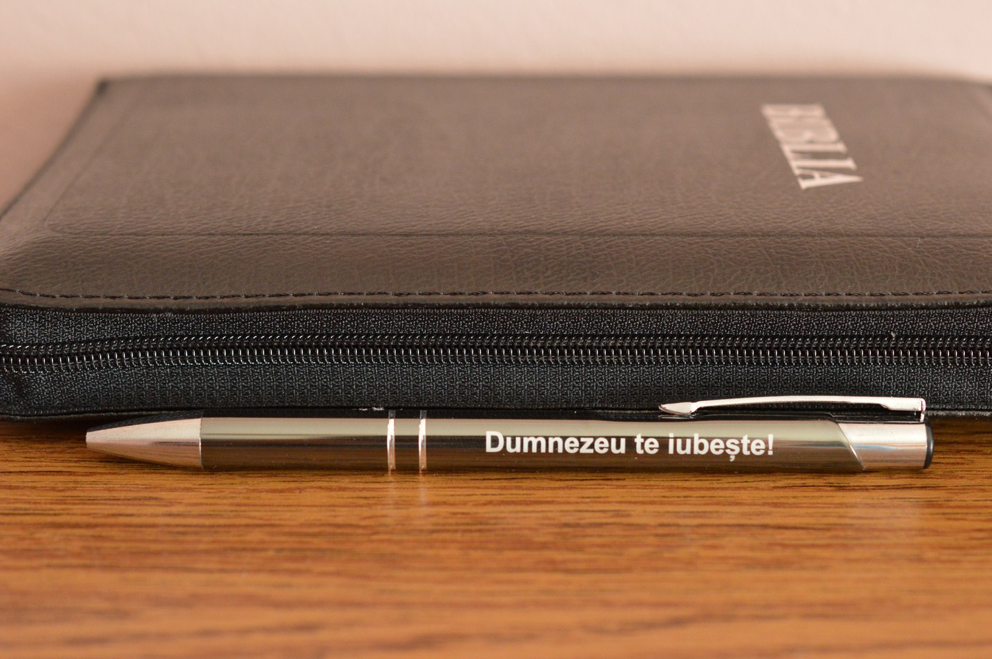 Pix cu mesaj crestin - Dumnezeu te iubeste! Pix cu mesaj crestin - Dumnezeu te iubeste!