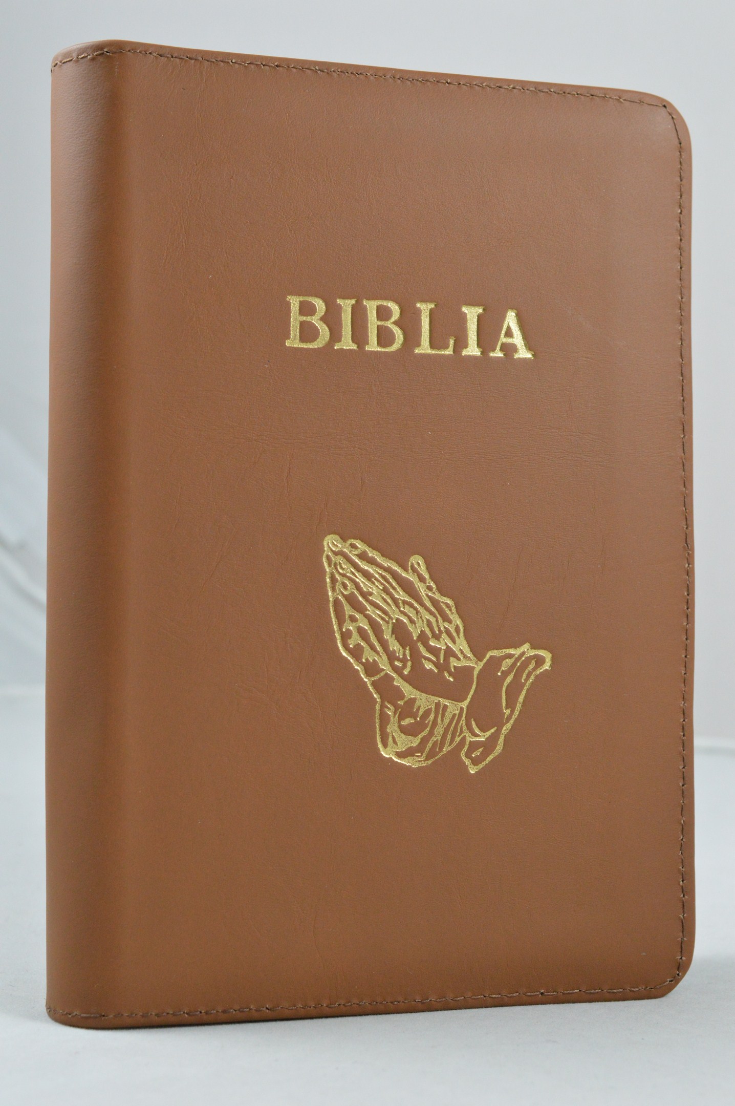Biblie din piele, marime medie,maro, fermoar, index,simbol maini in ruga margini argintii, cuv. lui Isus cu rosu [SB 057 PFI]