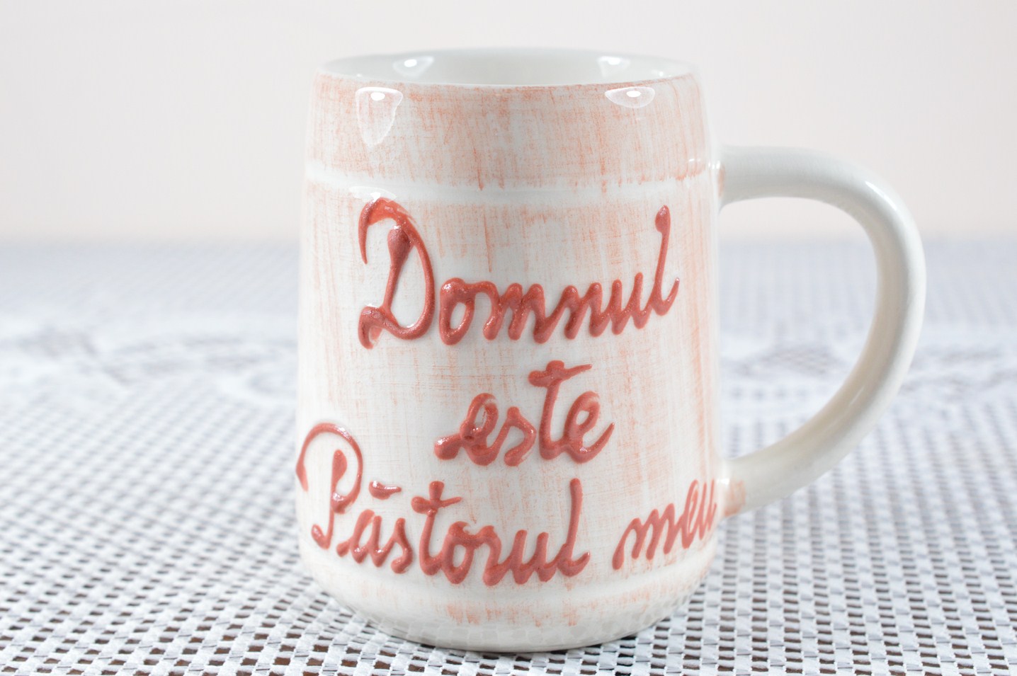 Cana cu mesaj crestin in relief - Domnul este Pastorul meu (rosie) Cana cu mesaj crestin in relief - Domnul este Pastorul meu (rosie)