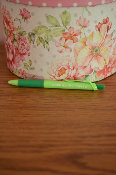 Pix cu dedicatie -Dumnezeu ma iubeste!(verde) Pix cu dedicatie -Dumnezeu ma iubeste!(verde)