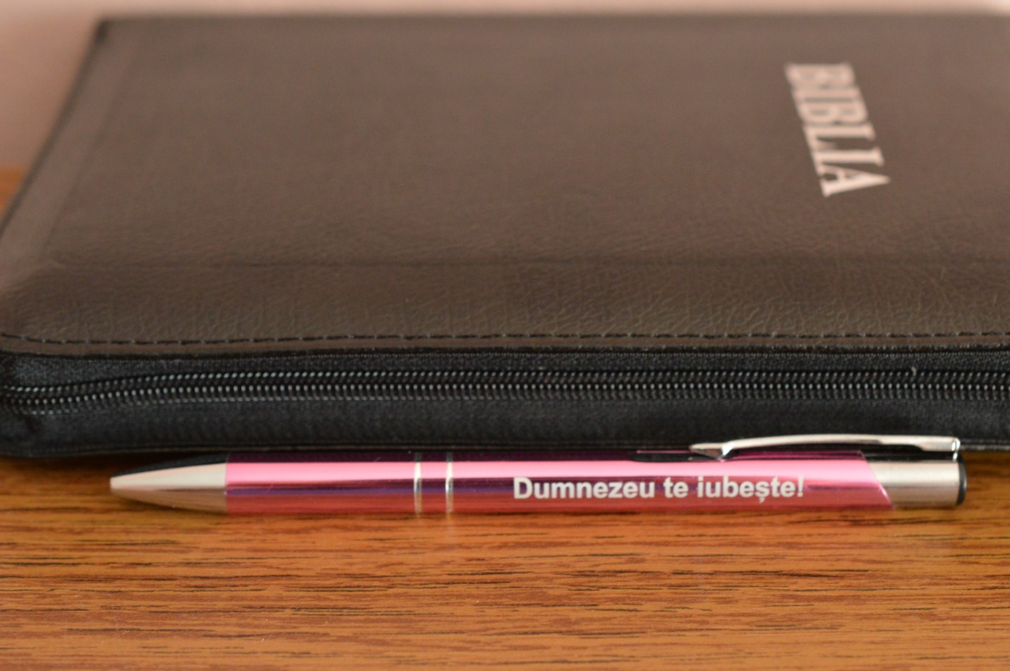 Pix cu mesaj crestin - Dumnezeu te iubeste Pix cu mesaj crestin - Dumnezeu te iubeste