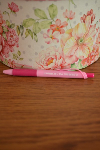 Pix cu dedicatie -Dumnezeu ma iubeste!(roz) Pix cu dedicatie -Dumnezeu ma iubeste!(roz)