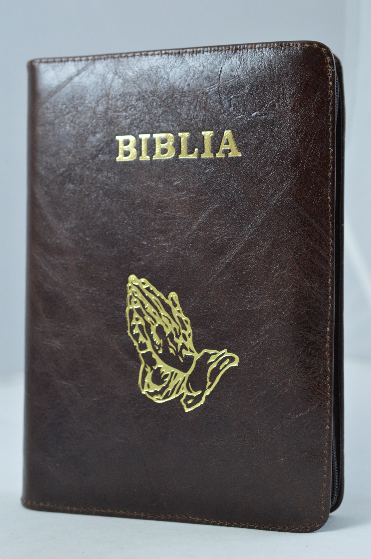 Biblia din piele, marime medie, maro  brun, aurita,fermoar, cu maini in ruga gravate, cuv. lui Isus in rosu [052]