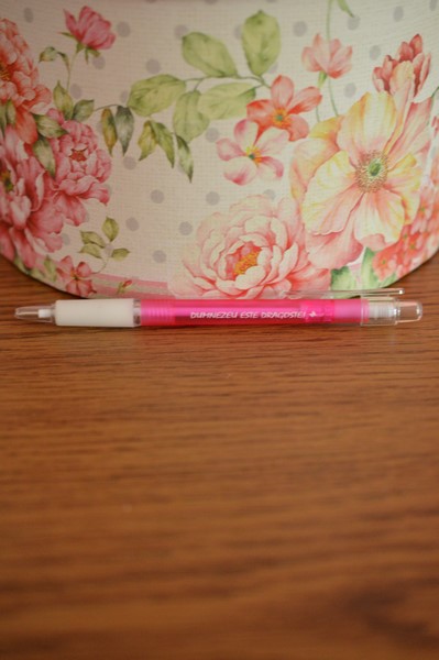 Pix cu mesaj crestin - Dumnezeu este dragoste! (roz) Pix cu mesaj crestin - Dumnezeu este dragoste! (roz)