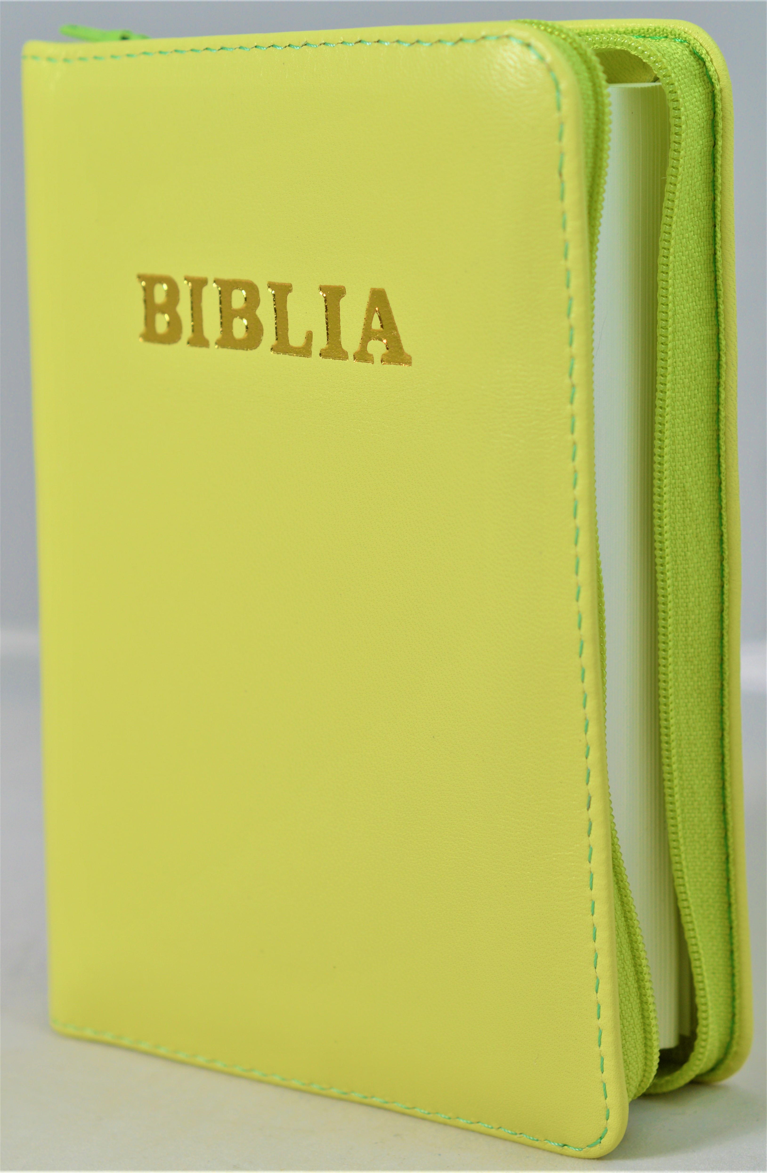 Biblie din piele, mica, verde deschis, fermoar, margini albe, text negru [043 PF]