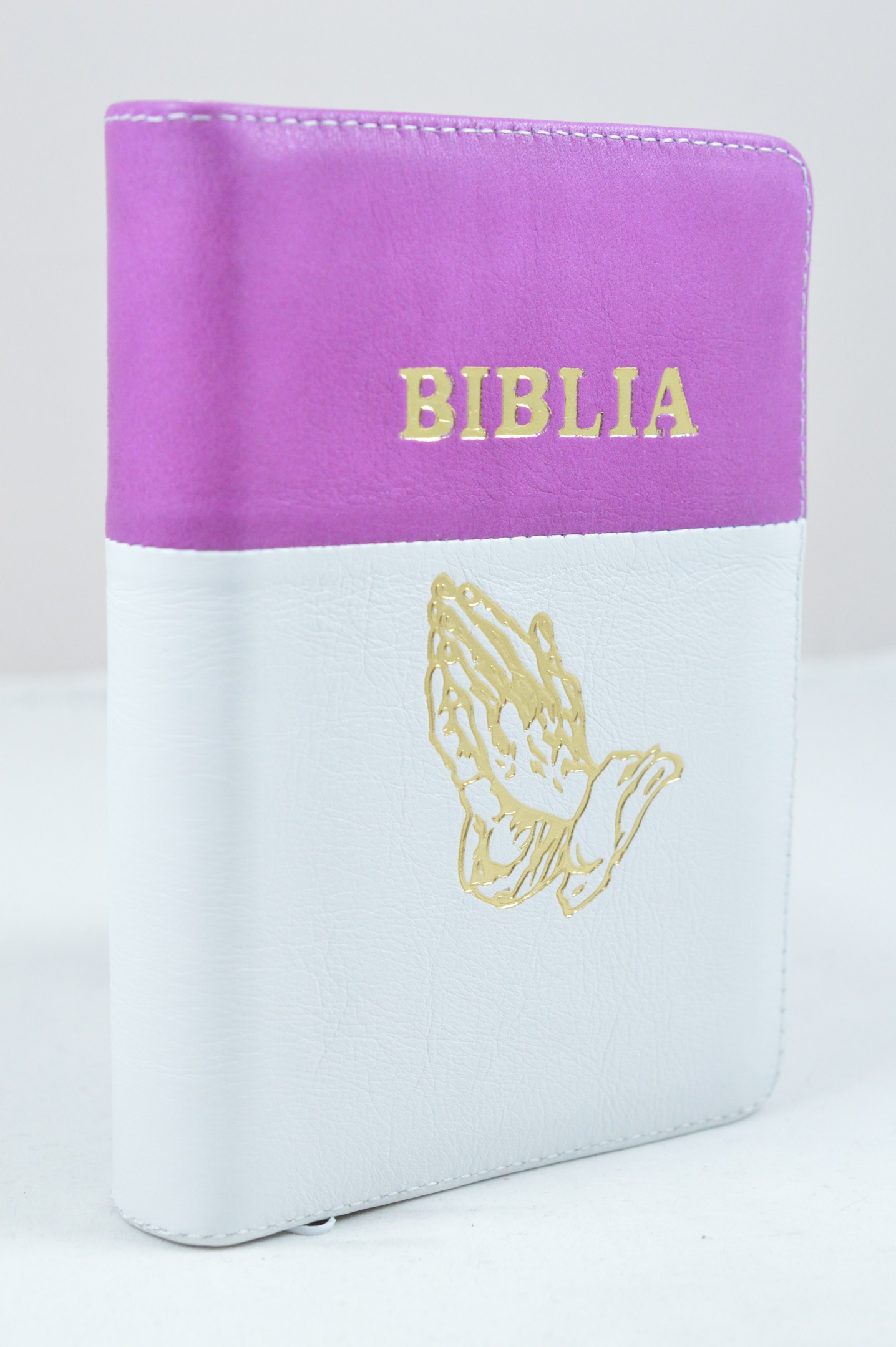 Biblie din piele, dimensiune mica, roz fucsia cu alb, fermoar, simbol maini in rugaciune, cuv. lui Isus in rosu [043 A]