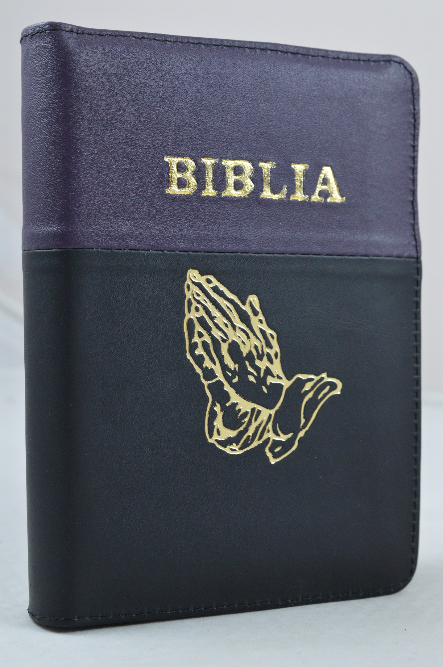 Biblia format mic, din piele, culoare negru cu mov inchis, fermoar, margini argintii, cu maini in ruga, cuv. lui Isus in rosu [047 PFI]
