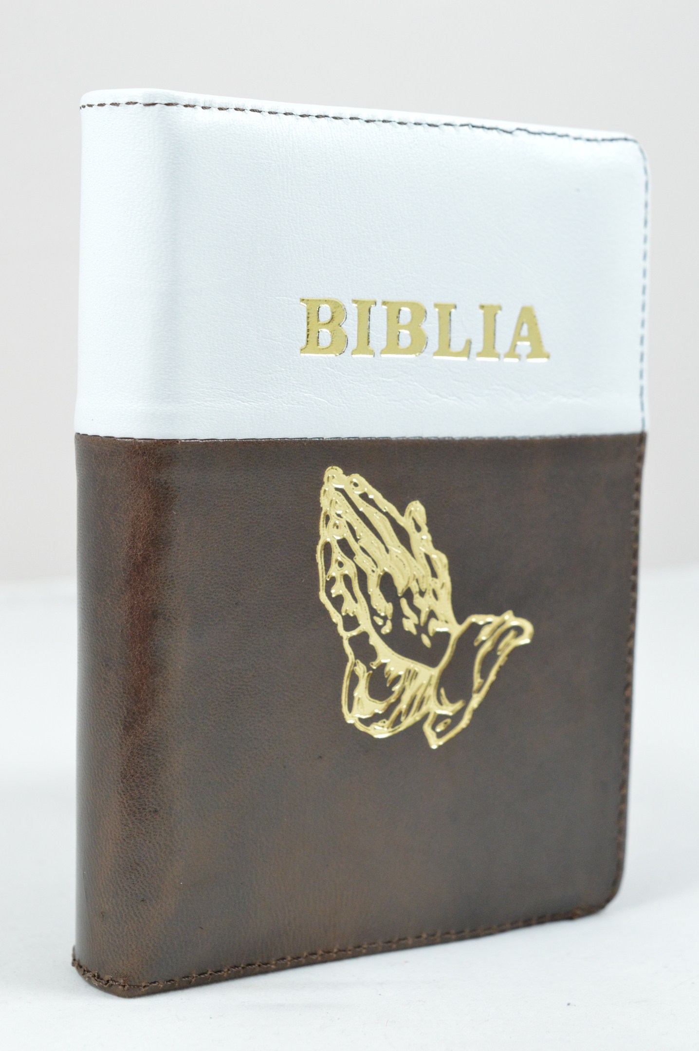 Biblie din piele, dimensiune mica, alb cu maro inchis, fermoar, simbol maini in rugaciune, cuv. lui Isus in rosu [043 A]