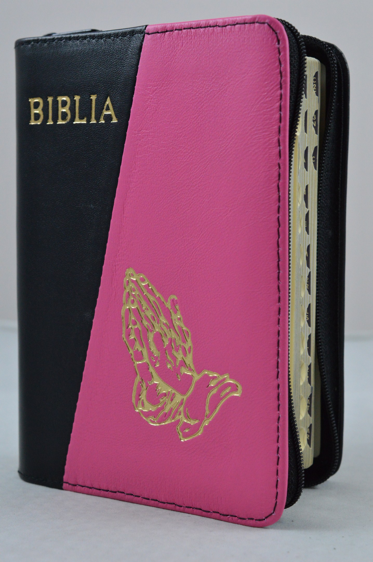 Biblia format mic, din piele, culoare negru / roz bombon index, fermoar, margini argintii, cu maini in ruga, cuv. lui Isus in rosu [047 PFI]
