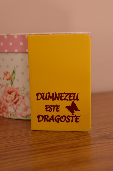 Carnetel A6 -Dumnezeu este dragoste (galben) Carnetel A6 -Dumnezeu este dragoste (galben)