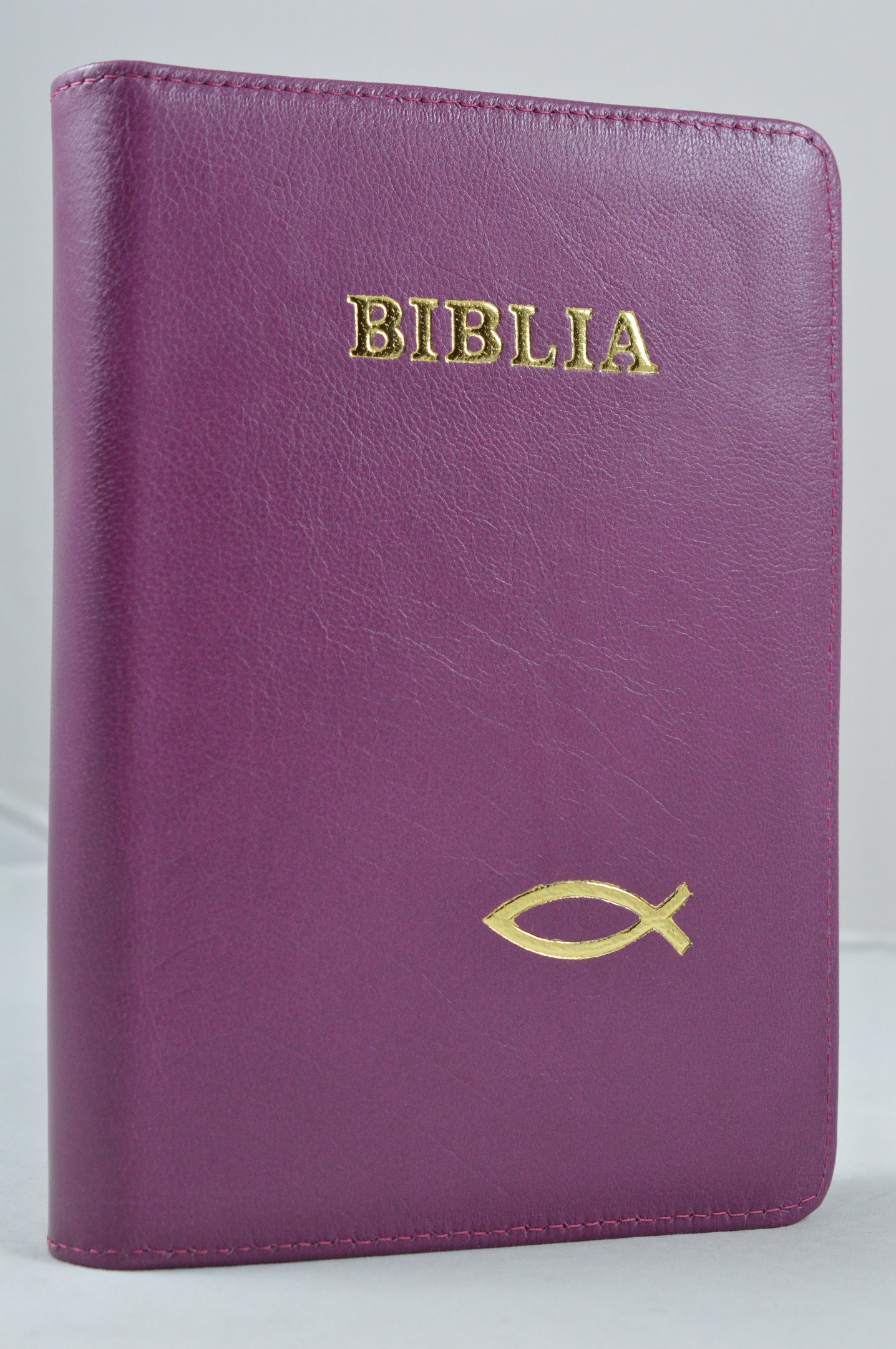Biblia din piele, marime medie, mov inchis, fermoar, simbol peste, cuv. lui Isus cu rosu [053]