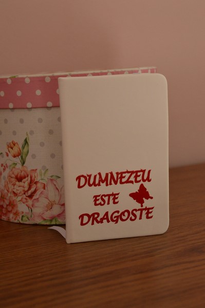 Carnetel A6 -Dumnezeu este dragoste (alb) Carnetel A6 -Dumnezeu este dragoste (alb)