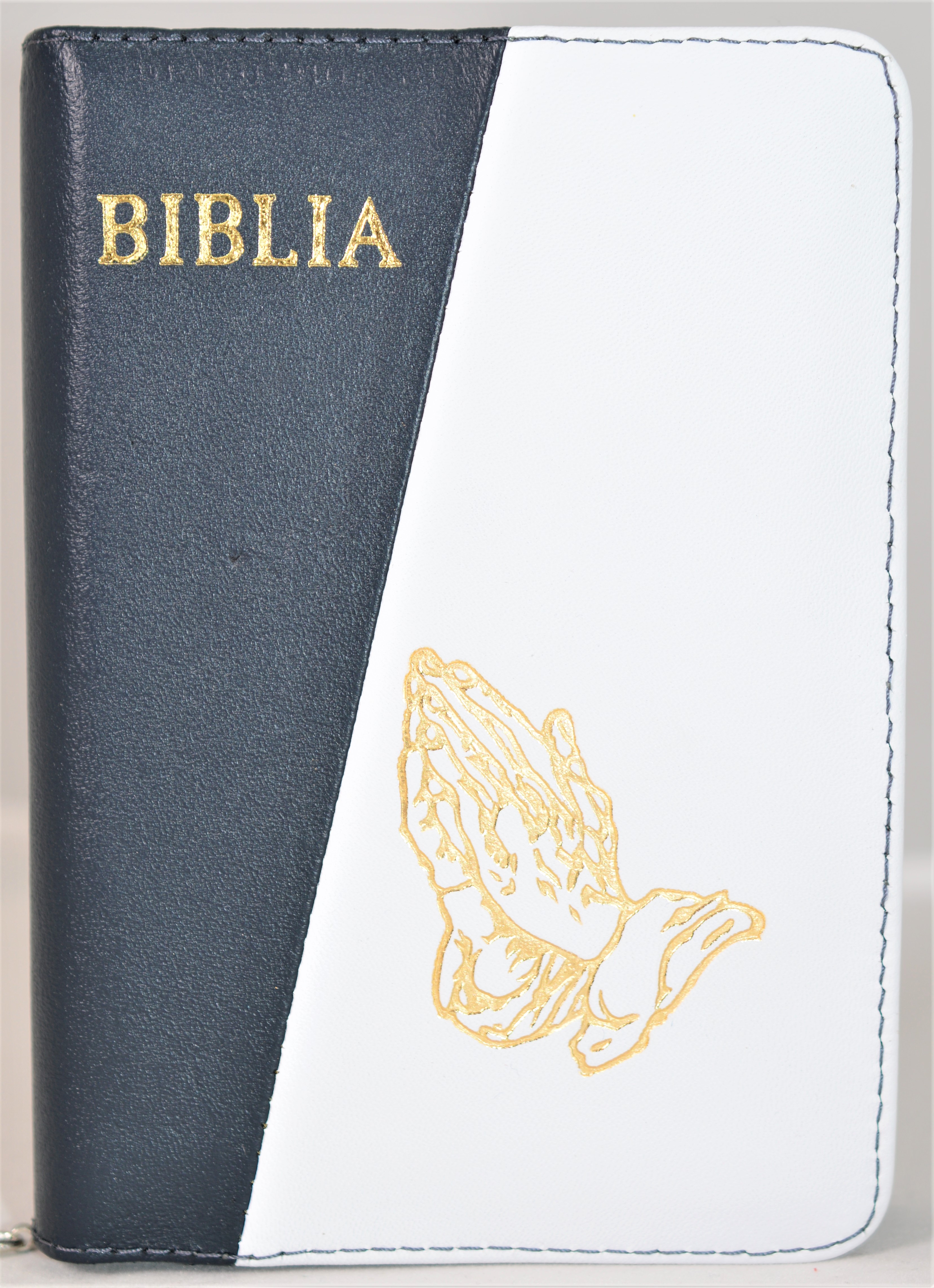 Biblie din piele, mica, culoare gri/alb, fermoar, margini albe, simbolul maini in ruga, cuv. lui Isus in rosu [043 PF]