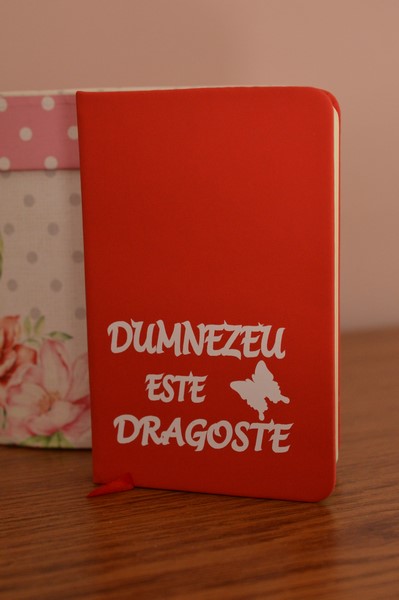 Carnetel A6 -Dumnezeu este dragoste (rosu)