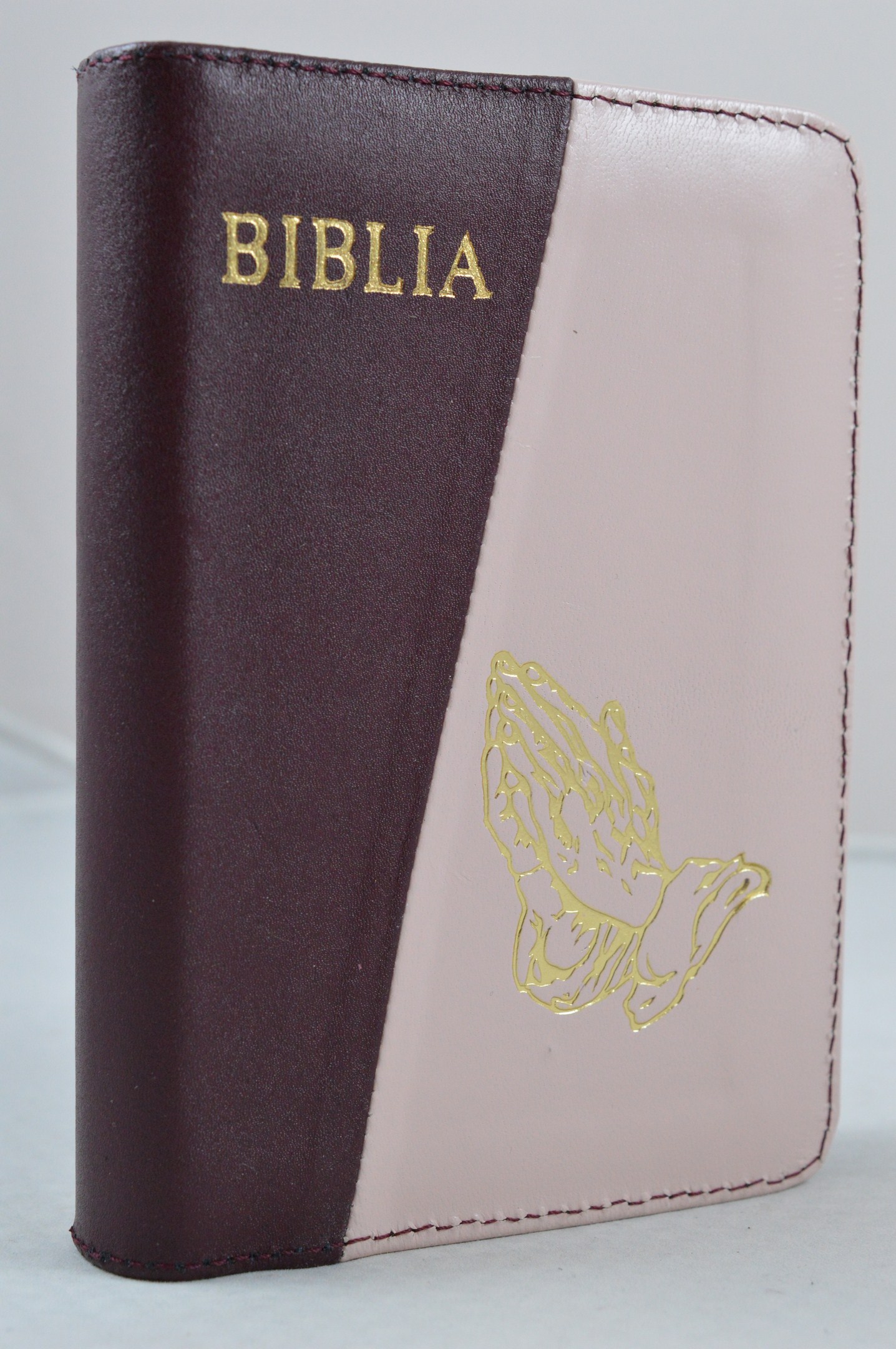 Biblia format mic, din piele, culoare visiniu inchis/roz pal , index, fermoar, margini argintii, cu maini in ruga cuv. lui Isus in rosu [047 PFI]
