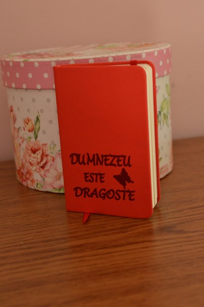 Carnetel A6 -Dumnezeu este dragoste (rosu) Carnetel A6 -Dumnezeu este dragoste (rosu)