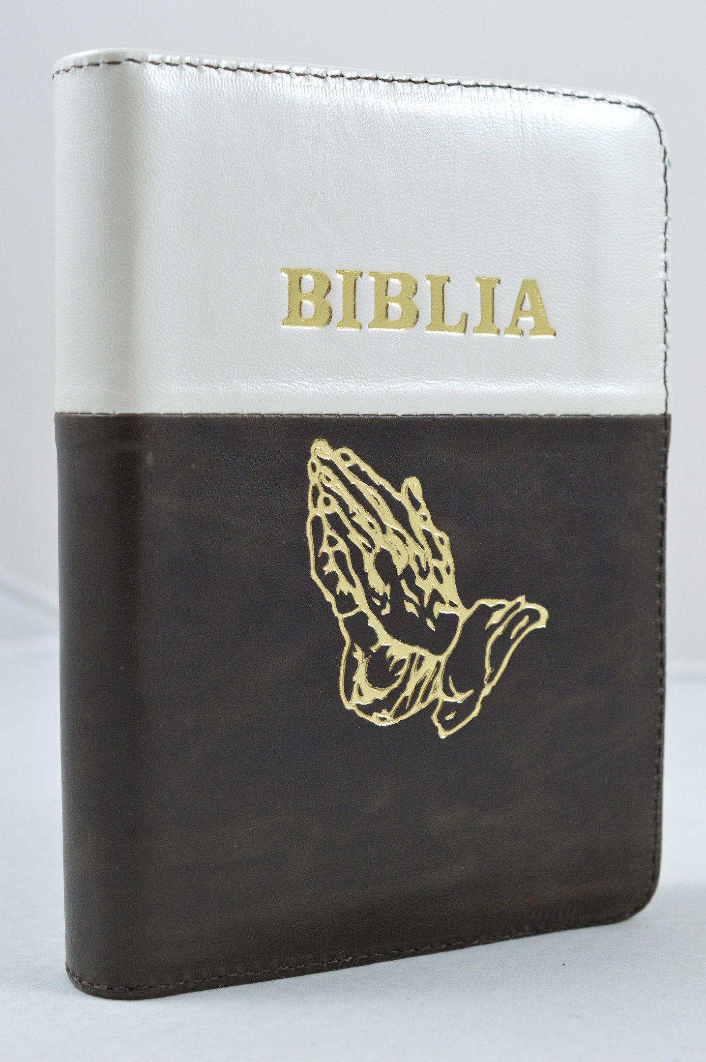 Biblia format mic, din piele, culoare maro inchis cu crem index, fermoar, margini argintii, cu maini in ruga, cuv. lui Isus in rosu [047 PFI]
