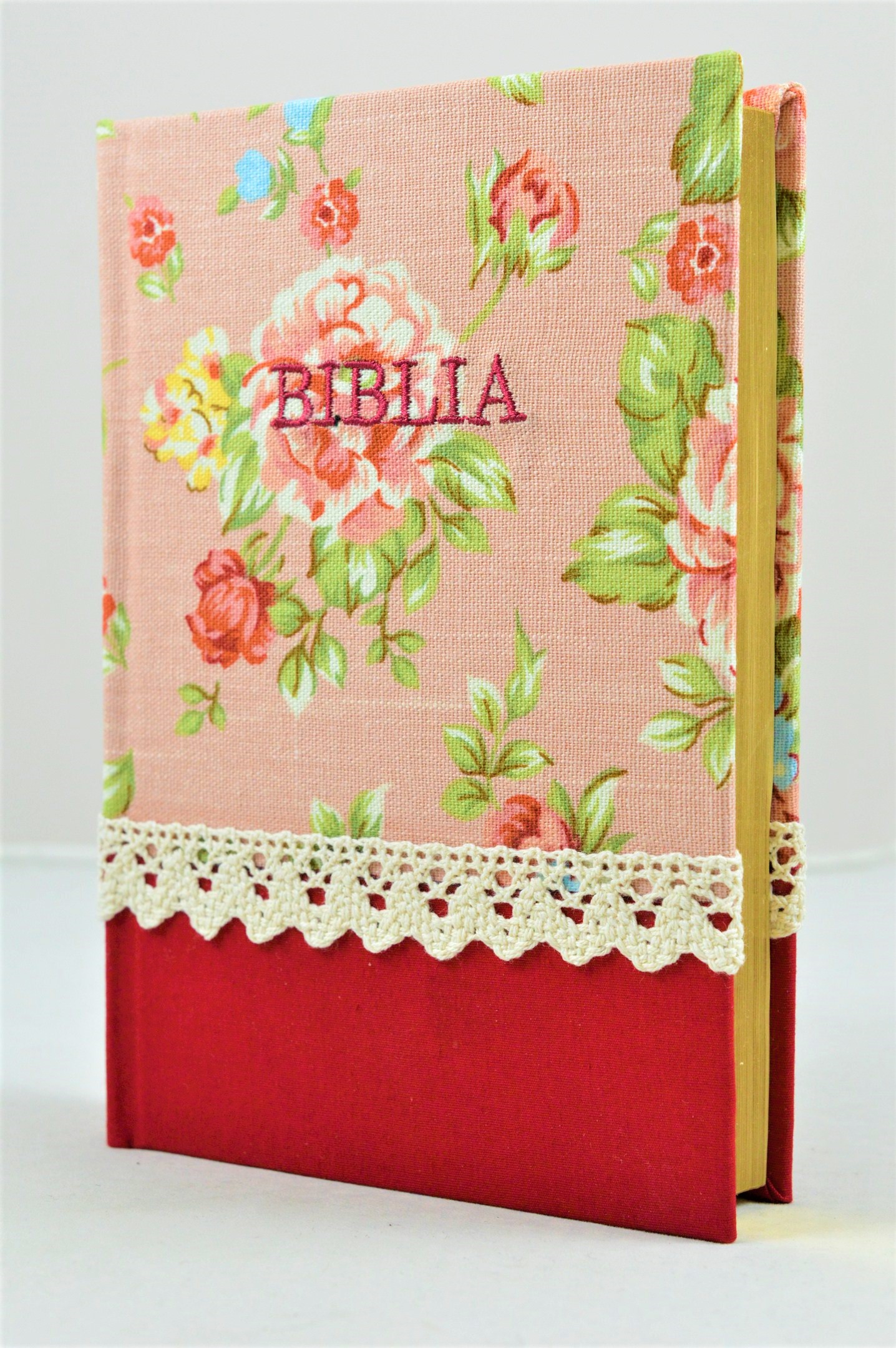Biblia handmade, marime medie, coperta cartonata textila, model floral rosu, margini aurii [SI 052 HM]