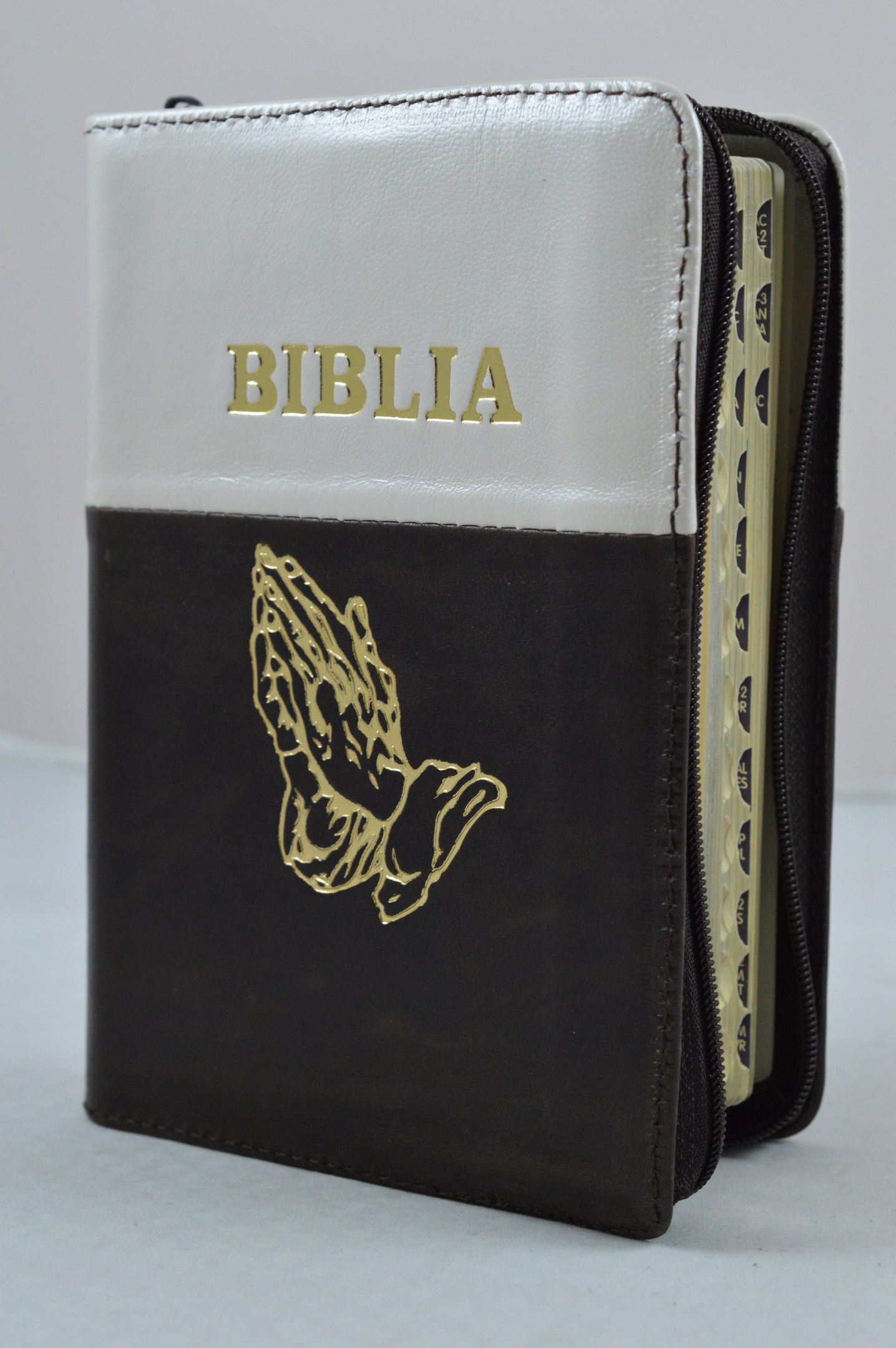Biblia format mic, din piele, culoare maro inchis cu crem , index, fermoar, margini argintii, cu maini in ruga cuv. lui Isus in rosu [047 PFI]