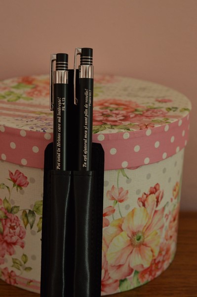 SET PIX SI CREION NEGRU SATINAT-pot totul in Hristos/tu esti ajutorul meu SET PIX SI CREION NEGRU SATINAT-pot totul in Hristos/tu esti ajutorul meu