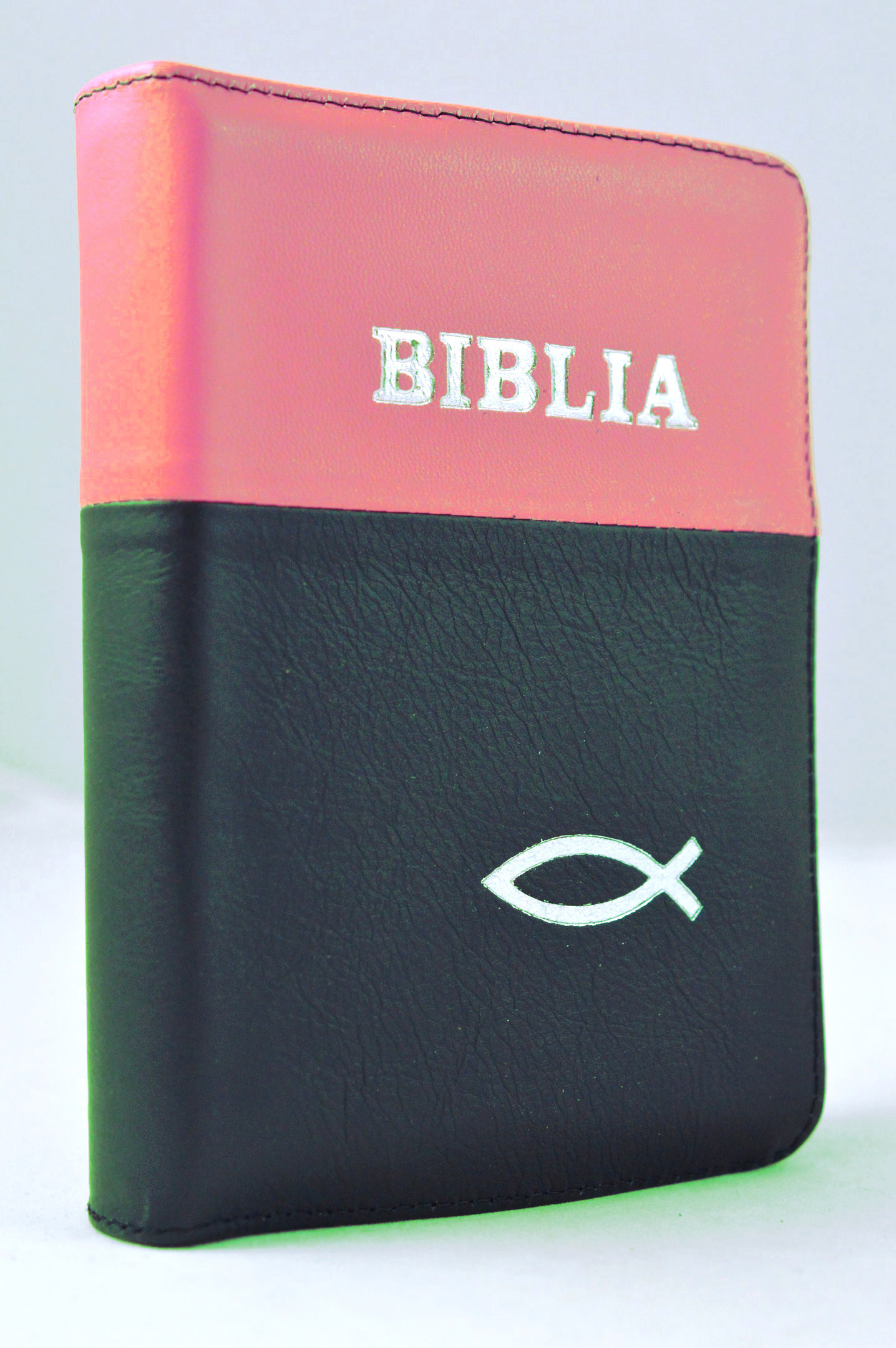 Biblia format mic, din piele, culoare rosu coral - negru, index, fermoar, margini argintii, simbol peste, cuv. lui Isus in rosu [047 PFI]