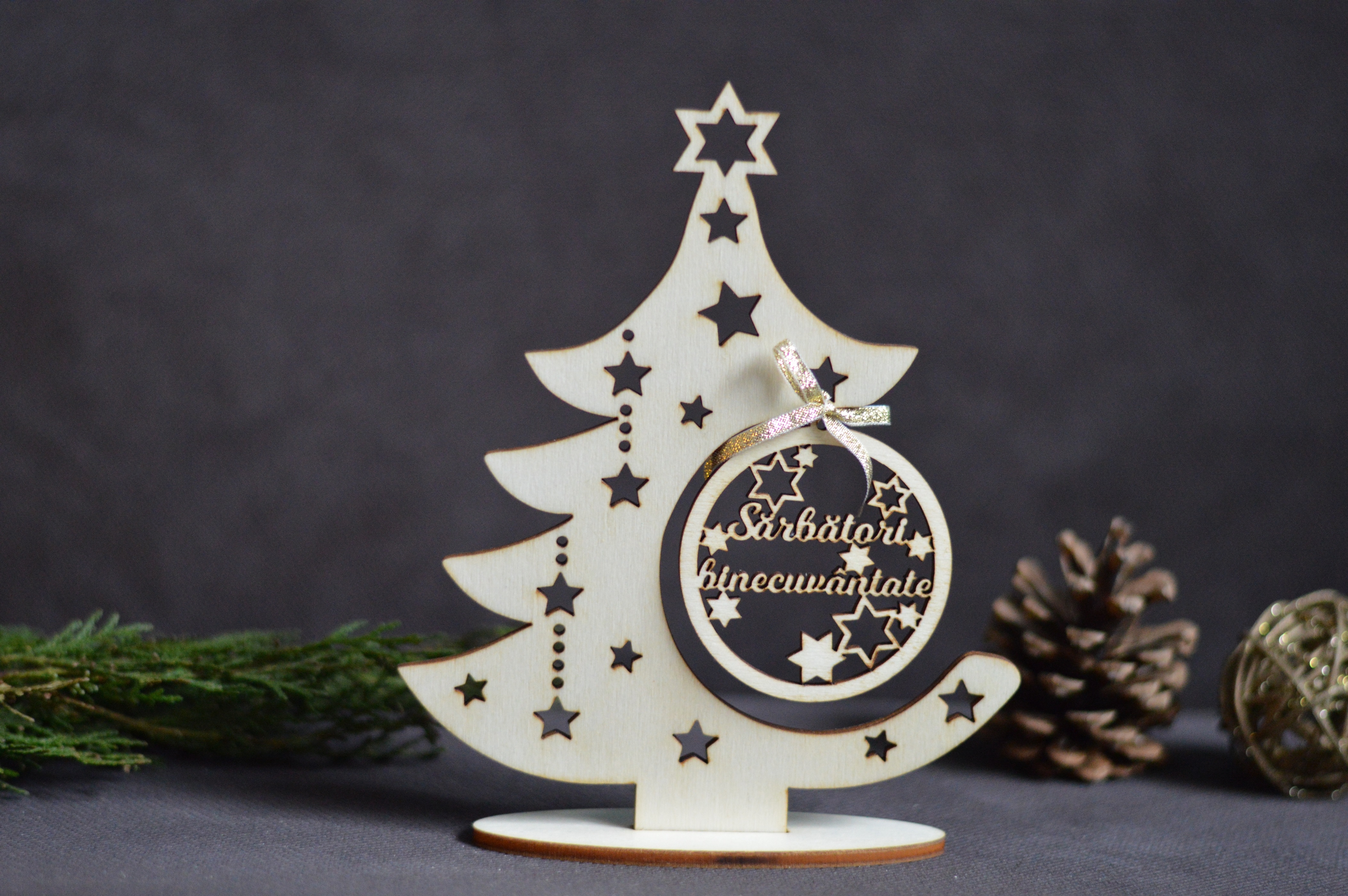 Ornament de Craciun, din lemn, in forma de brad, culoare natur - Sarbatori binecuvantate! Ornament de Craciun, din lemn, in forma de brad, culoare natur - Sarbatori binecuvantate!