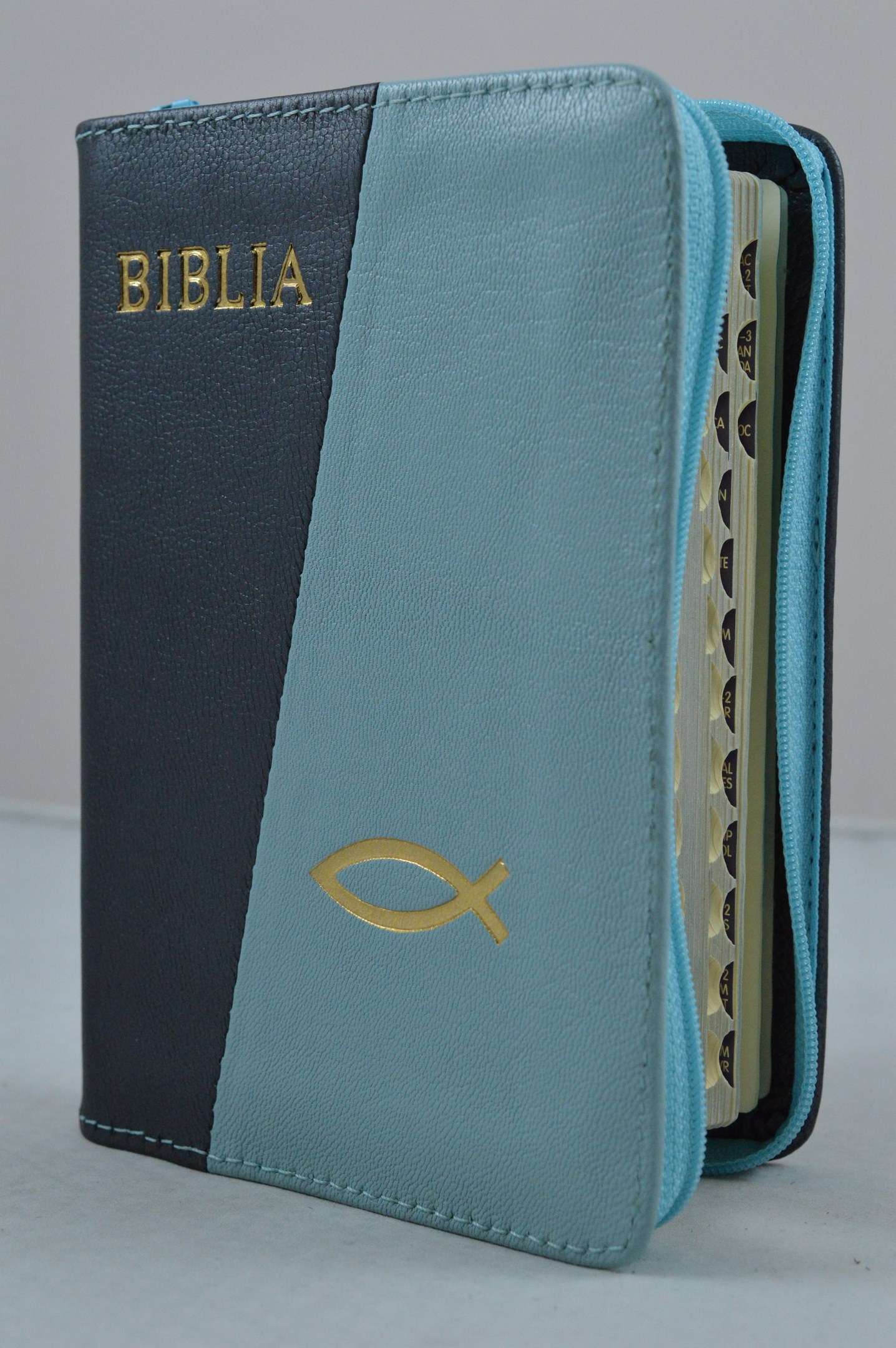 Biblia format mic, din piele, culoare gri inchis/albastru ciel , index, fermoar, margini argintii, cu peste, cuv. lui Isus in rosu [047 PFI]