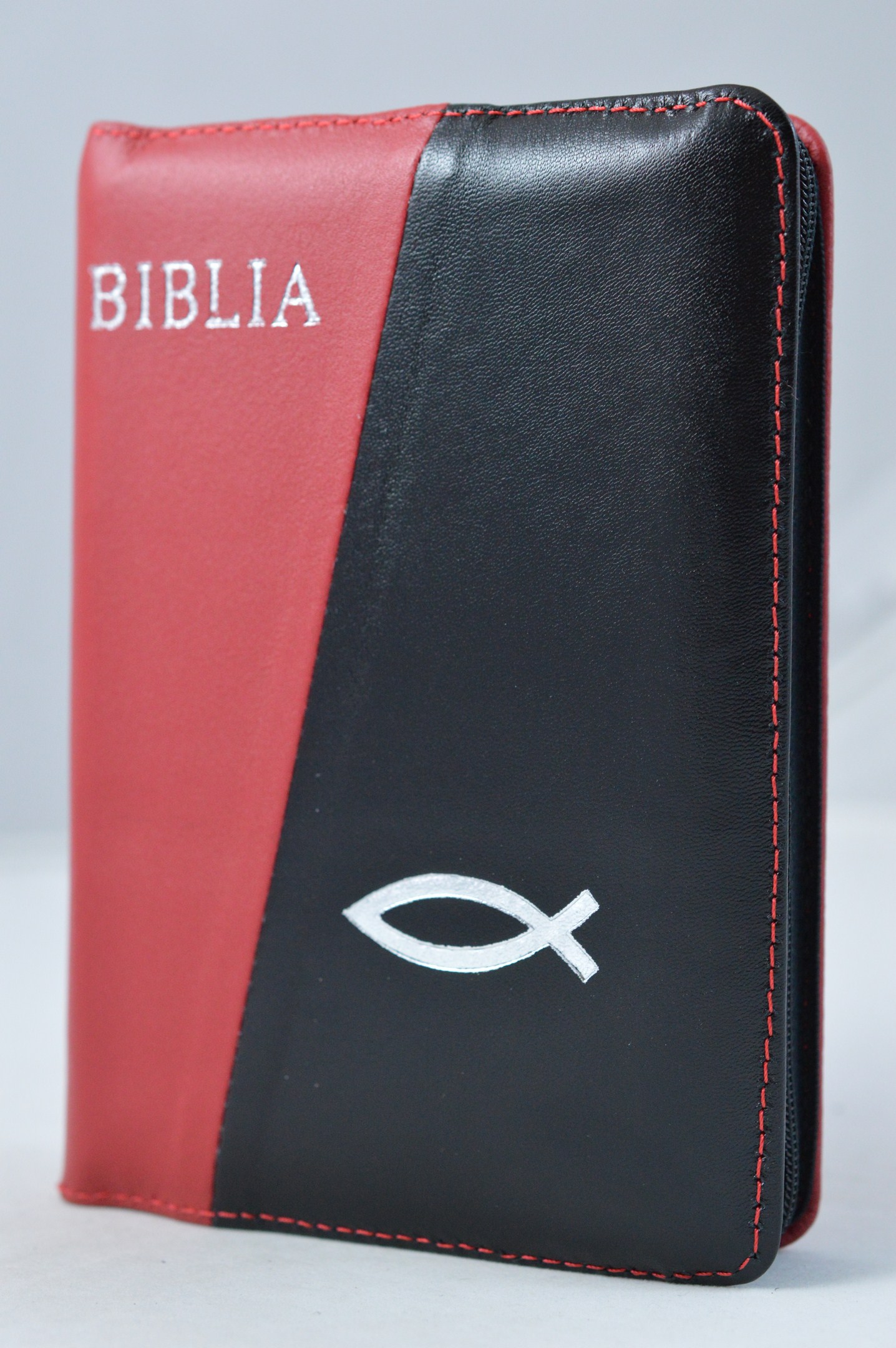 Biblia format mic, din piele, culoare rosu / negru, index, fermoar, margini argintii, simbol peste, cuv. lui Isus in rosu [047 PFI]