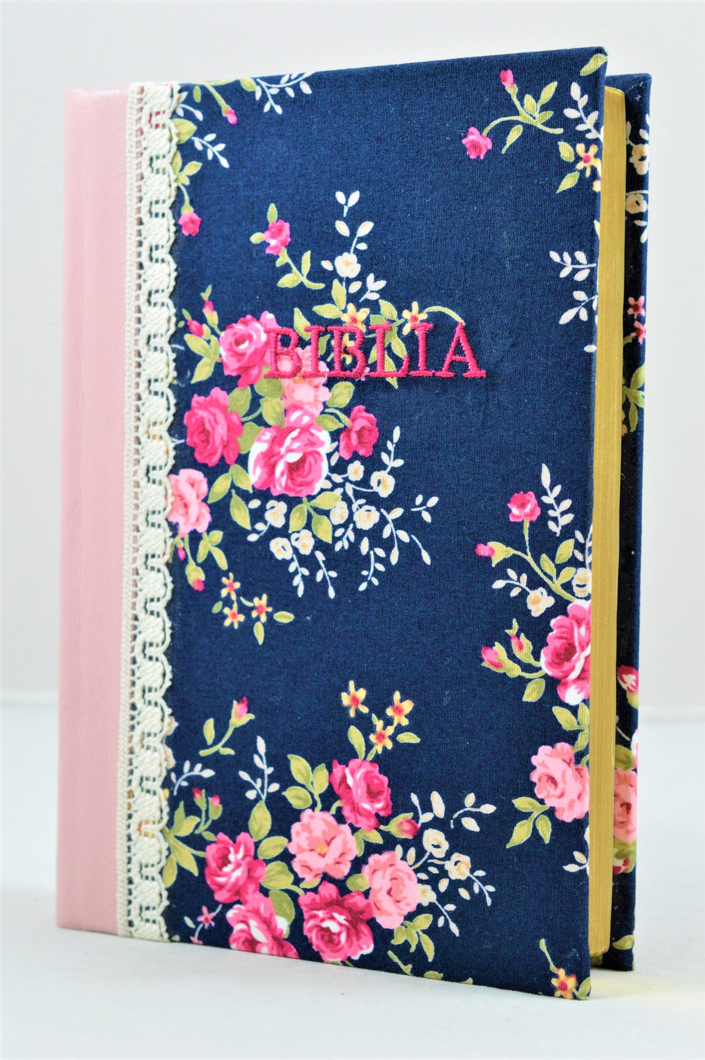 Biblia handmade, marime medie, coperta cartonata textila, model floral inchis, margini aurii, cuv. lui Isus cu rosu [SI 052 HM]