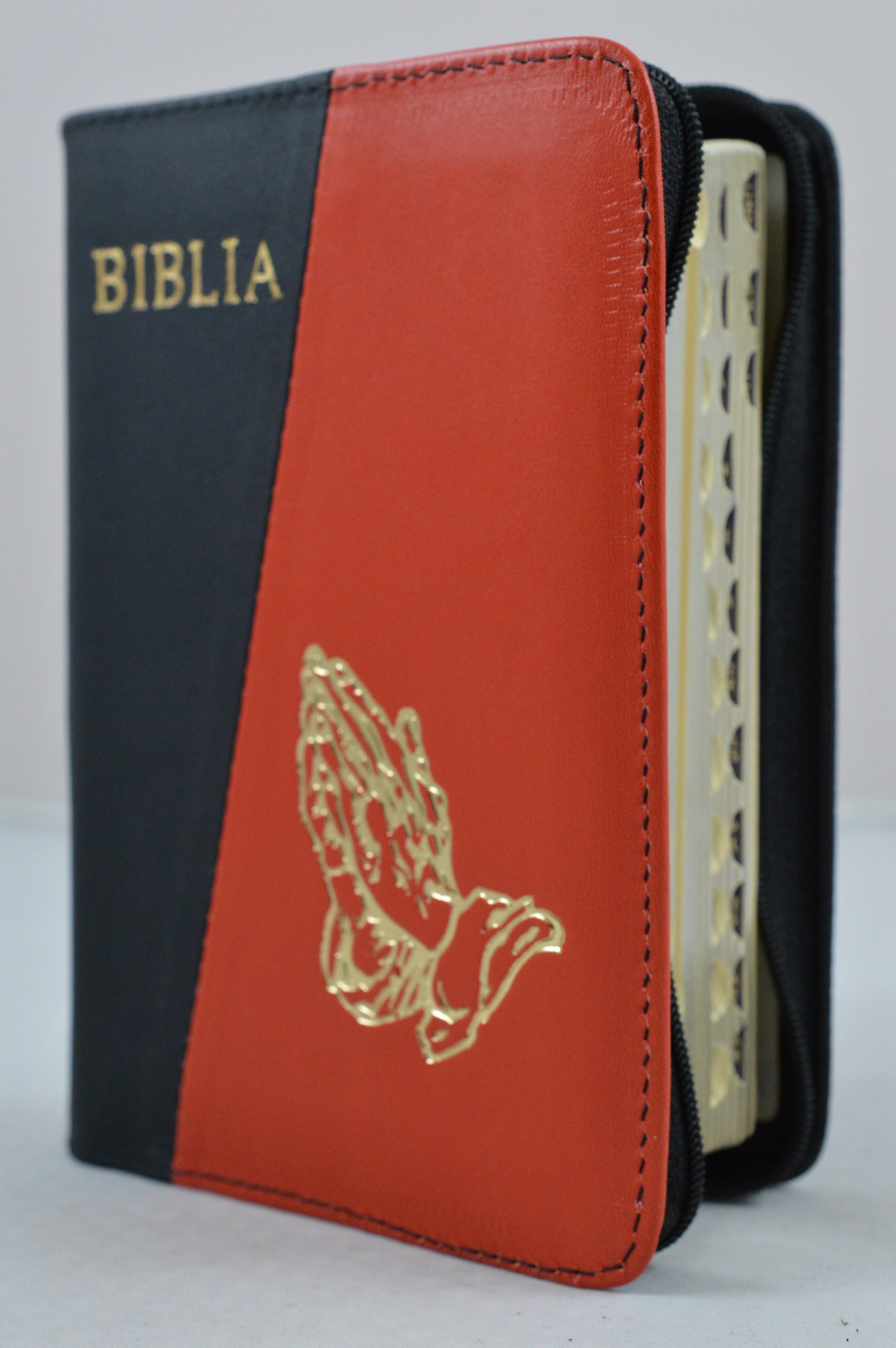 Biblia format mic, din piele, culoare maro inchis cu rosu coral index, fermoar, margini argintii, cu maini in ruga, cuv. lui Isus in rosu [047 PFI]