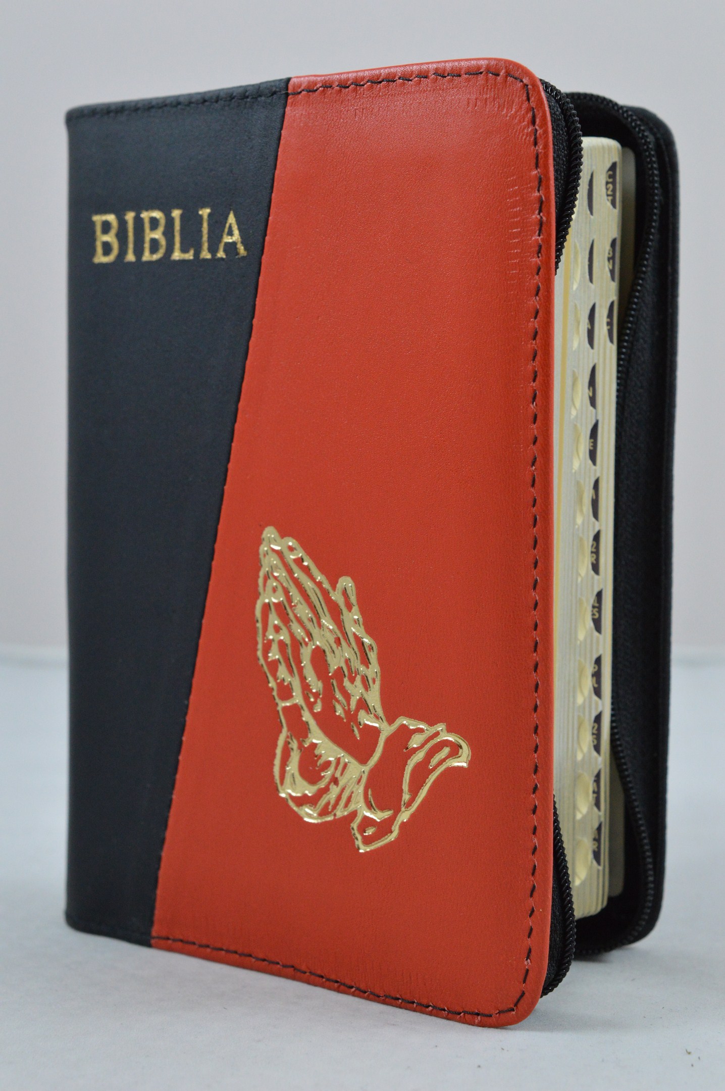 Biblia format mic, din piele, culoare negru/rosu coral , index, fermoar, margini argintii, cu maini in ruga cuv. lui Isus in rosu [047 PFI]