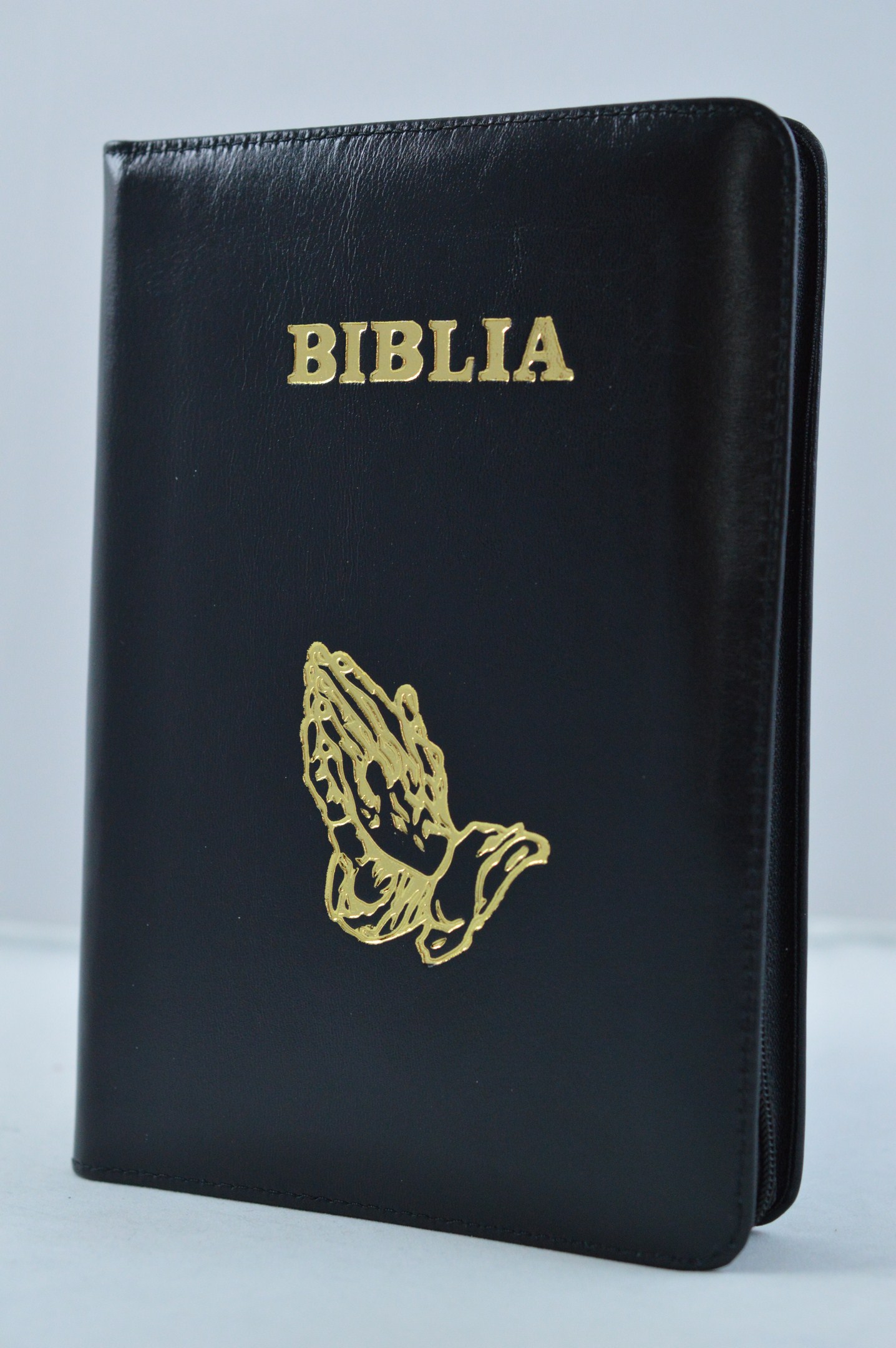 Biblia din piele, marime medie, neagra, margini albe, fermoar, simbol maini in rugaciune, cuv. lui Isus cu rosu [053]