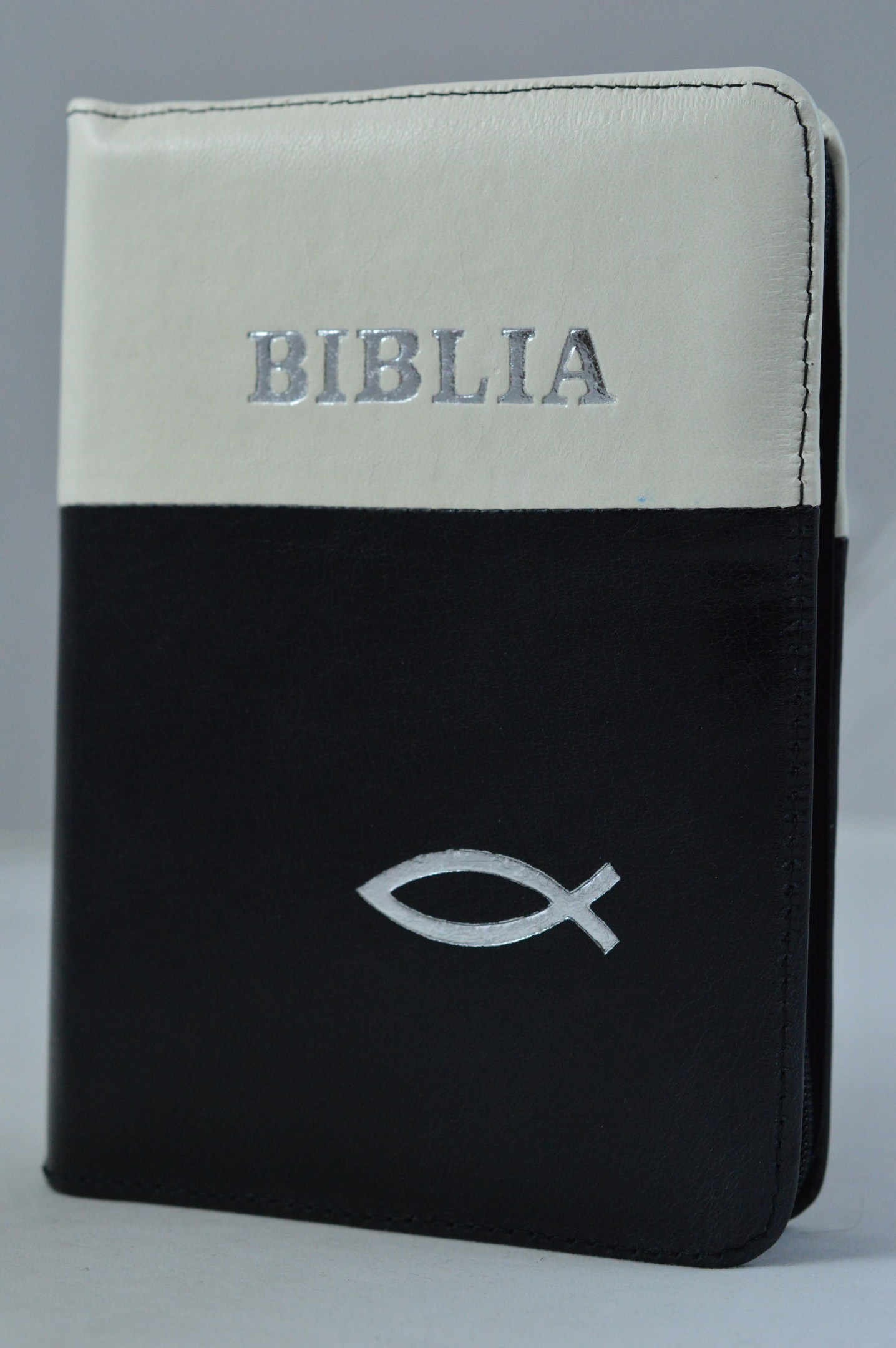 Biblia format mic, din piele, culoare alb - negru, index, fermoar, margini argintii, simbol peste, cuv. lui Isus in rosu [047 PFI]