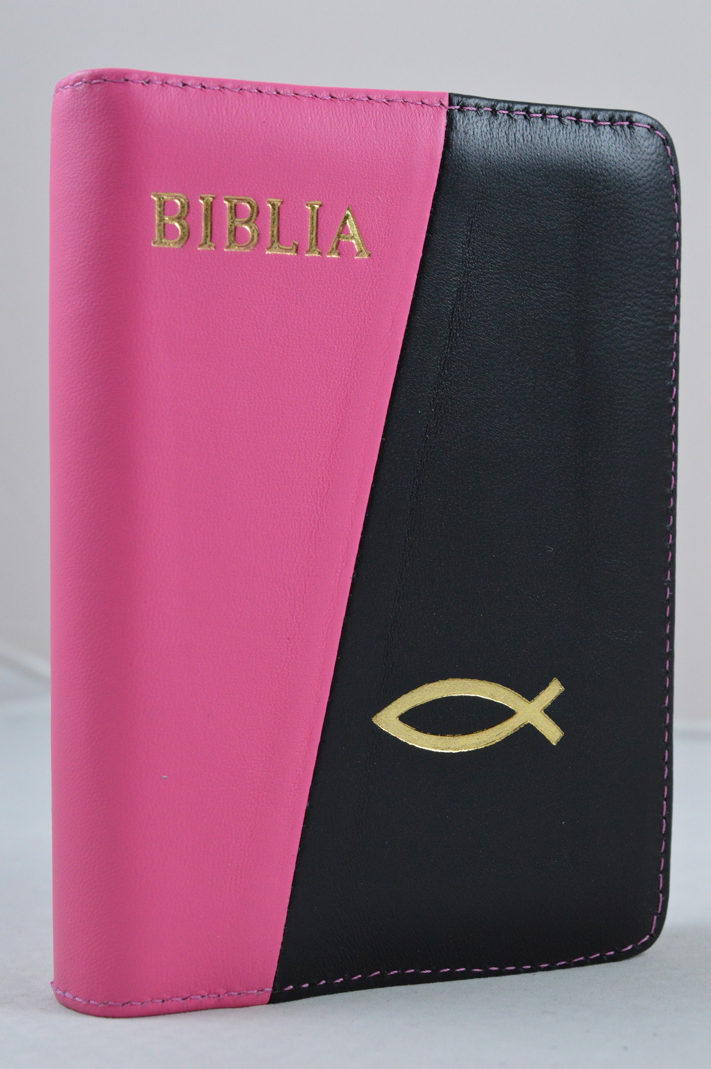 Biblia format mic, din piele, culoare roz/negru , index, fermoar, margini argintii, cu peste, cuv. lui Isus in rosu [047 PFI]