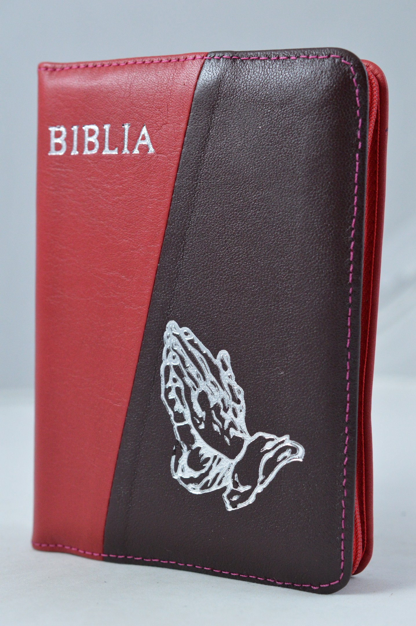 Biblia format mic, din piele, culoare rosu inchis - maro brun, index, fermoar, margini argintii, simbol maini in ruga, cuv. lui Isus in rosu [047 PFI]