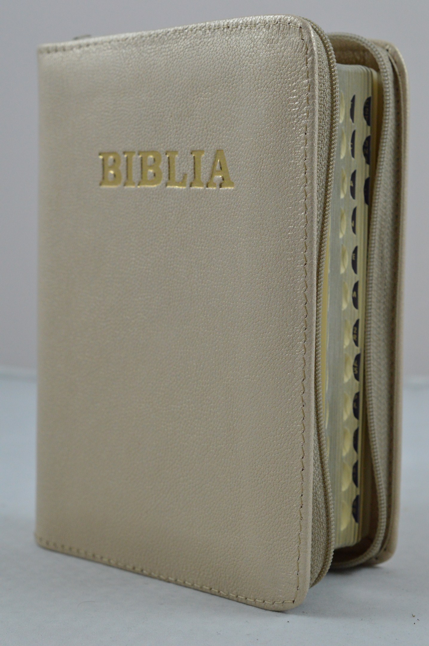 Biblia format mic, din piele, culoare crem, index, fermoar, margini argintii, cuv. lui Isus in rosu [047 PFI]