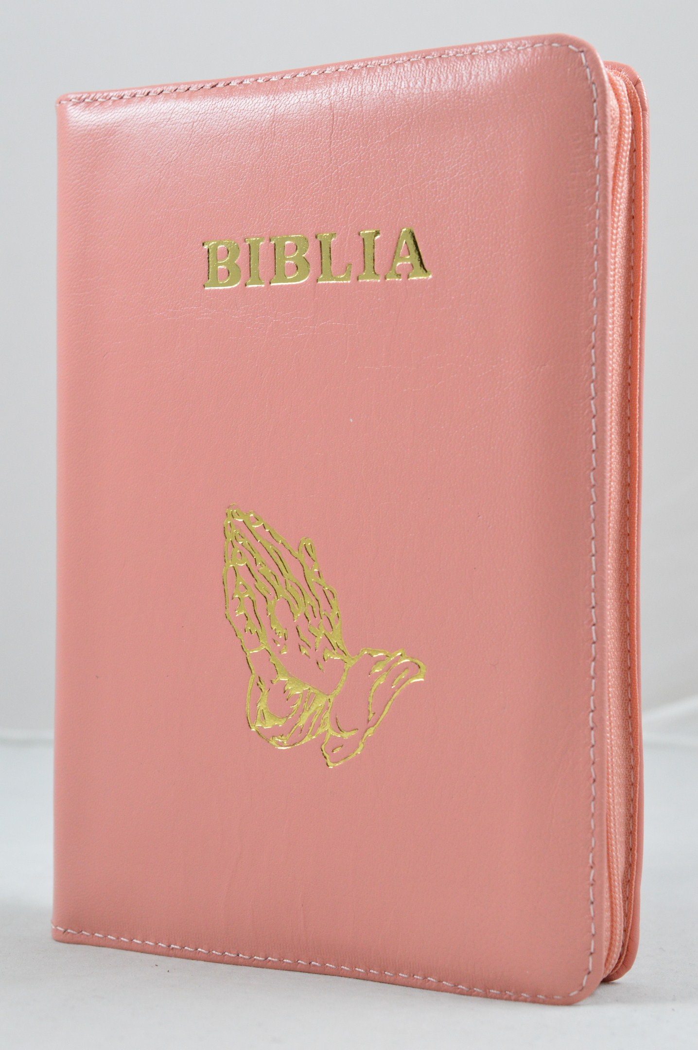 Biblia marime medie, piele, culoare roz capucin, fermoar, cu maini in ruga, cuv. lui Isus cu rosu [053]