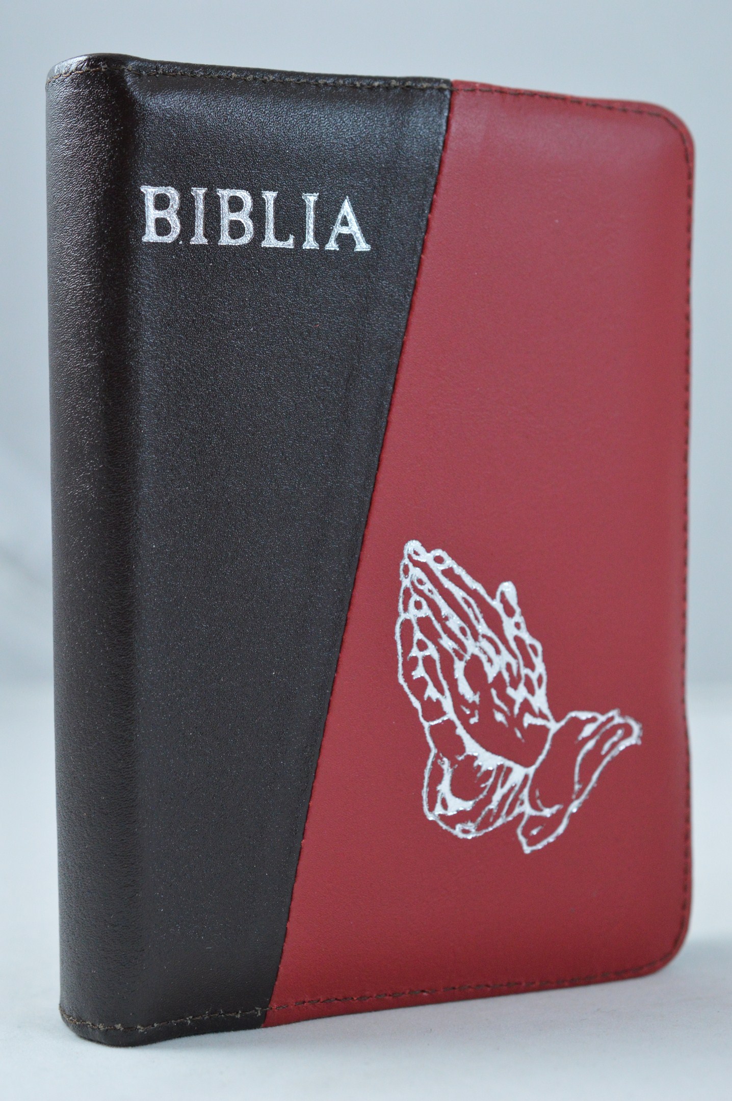 Biblia format mic, din piele, culoare maro brun - rosu, index, fermoar, margini argintii, simbol maini in ruga, cuv. lui Isus in rosu [047 PFI]