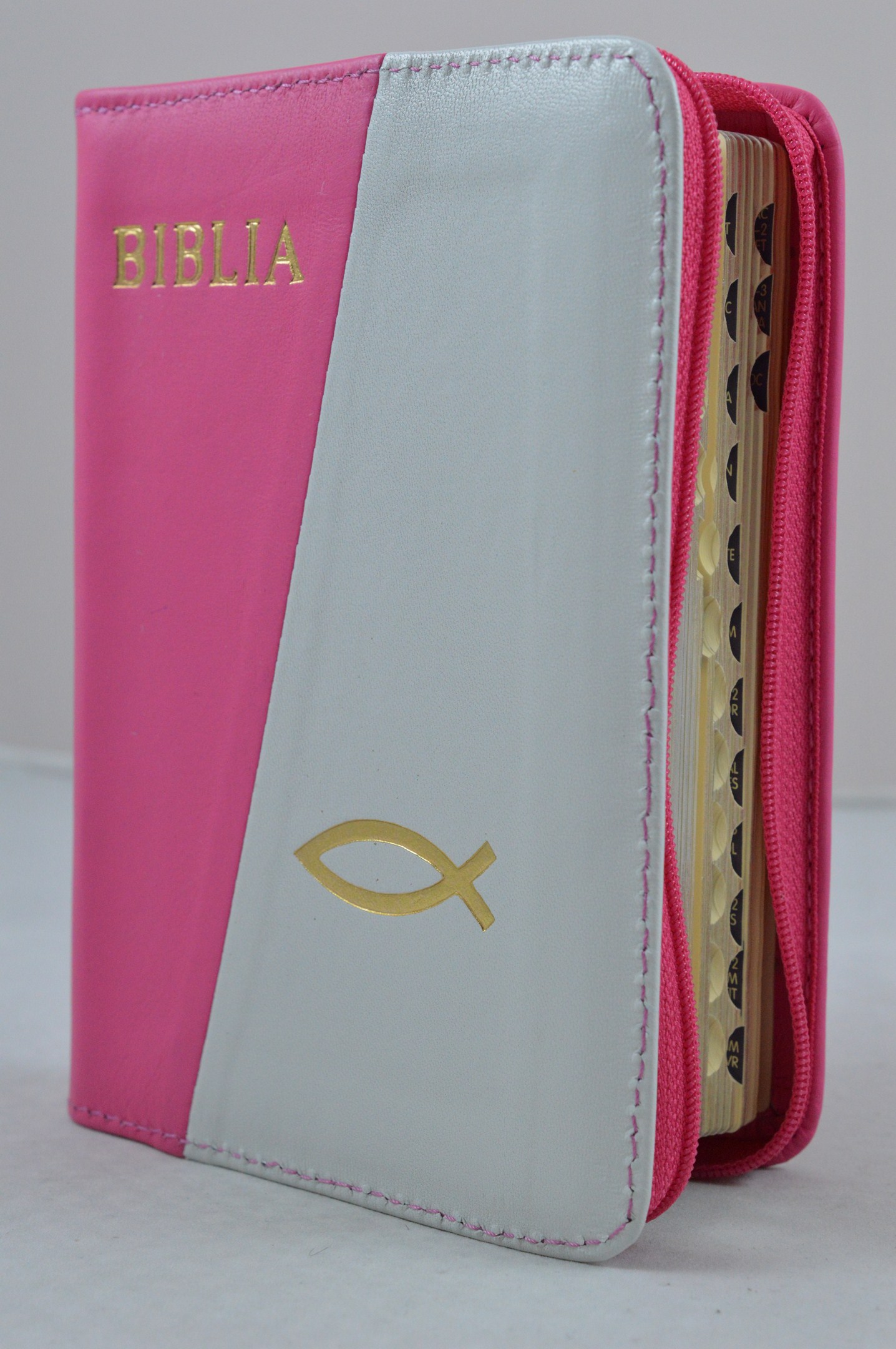 Biblia format mic, din piele, culoare roz/alb, index, fermoar, margini argintii, cu peste, cuv. lui Isus in rosu [047 PFI]