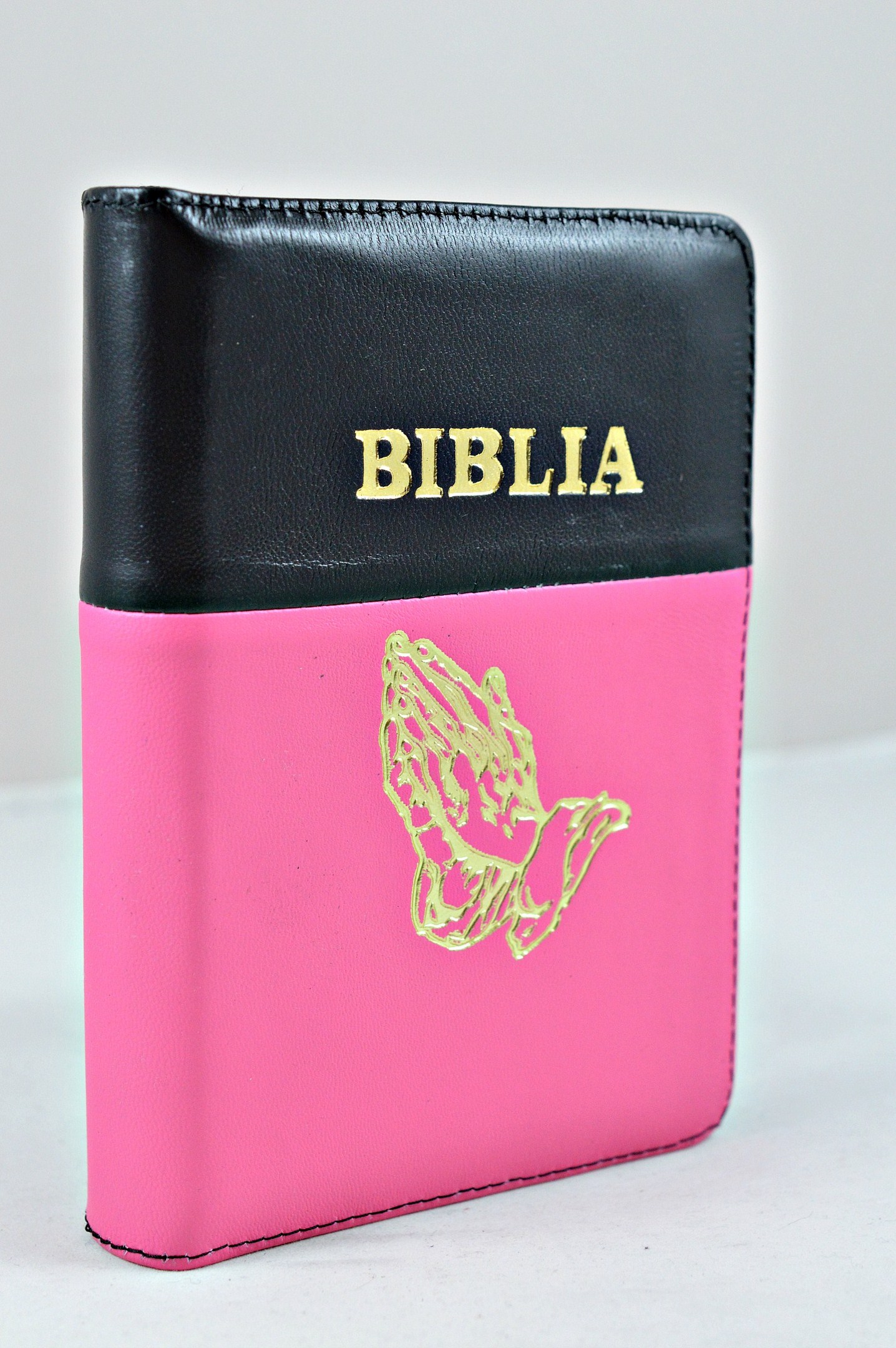 Biblie din piele, dimensiune mica, negru cu roz bombon, fermoar, simbol maini in rugaciune, cuv. lui Isus in rosu [043 A]
