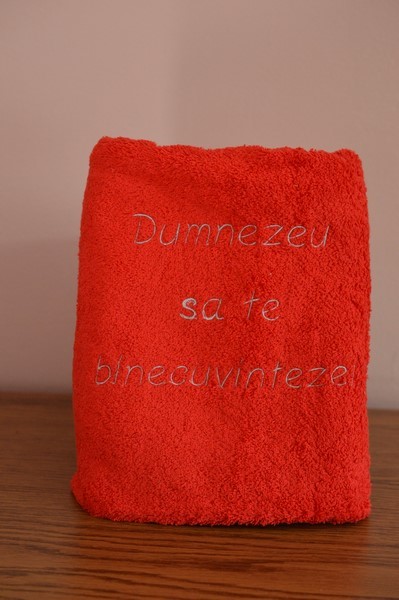 Prosop personalizat - Dumnezeu sa te binecuvinteze! (rosu) Prosop personalizat - Dumnezeu sa te binecuvinteze! (rosu)