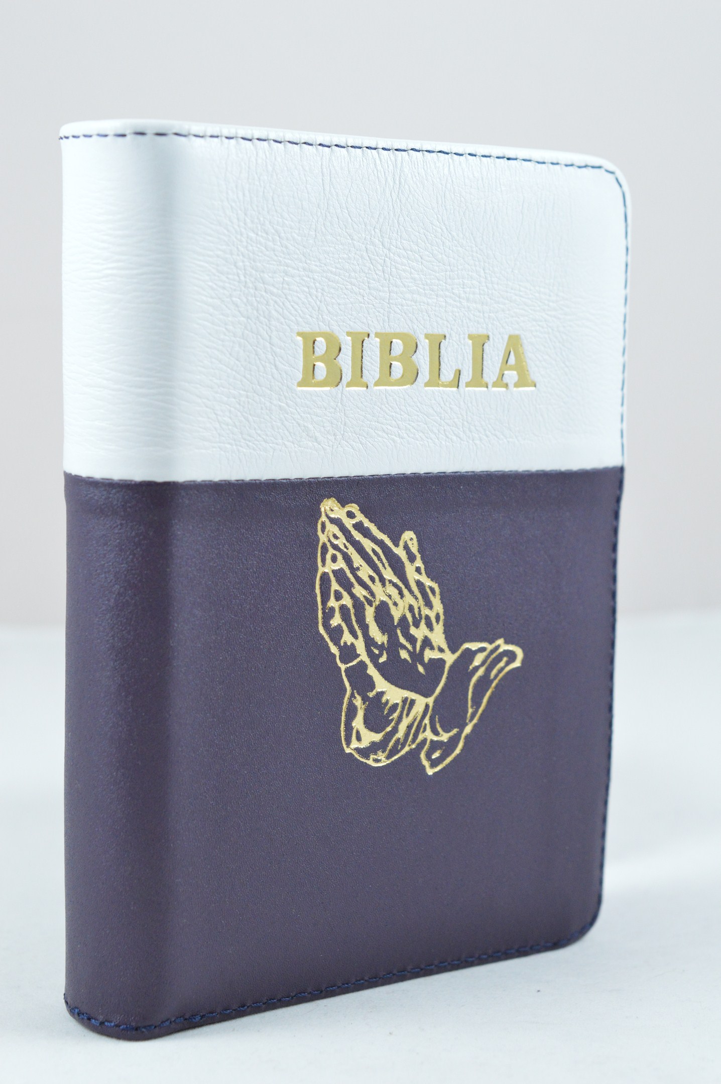 Biblie din piele, dimensiune mica, negru cu alb, fermoar, simbol maini in rugaciune, cuv. lui Isus in rosu [043 A]