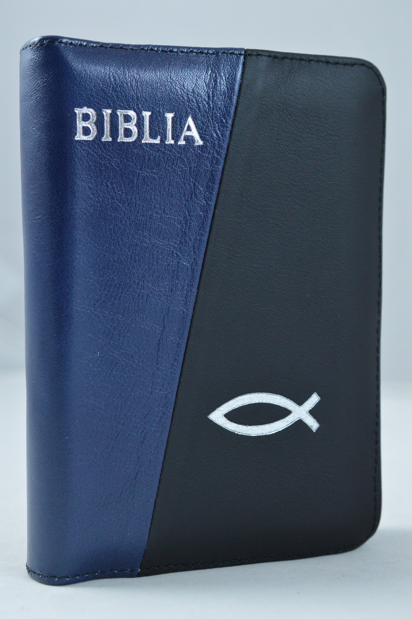 Biblia format mic, din piele, culoare bleu / negru, index, fermoar, margini argintii, simbol peste, cuv. lui Isus in rosu [047 PFI]