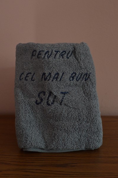 Prosop personalizat- Pentru cel mai bun sot (gri) Prosop personalizat- Pentru cel mai bun sot (gri)